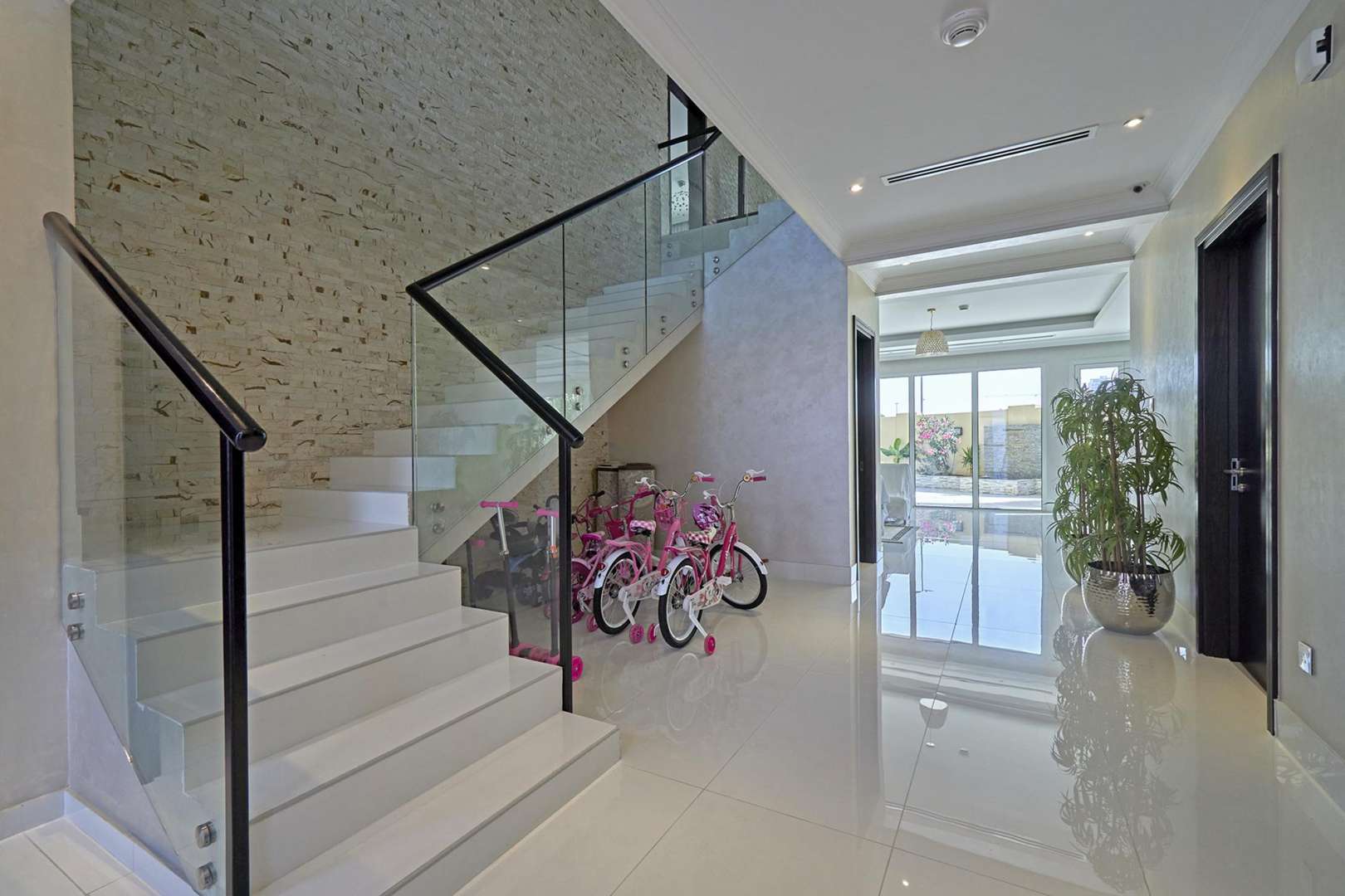 Street view of Villa Lantana neighborhood in Al Barsha South Second, showcasing residential villas