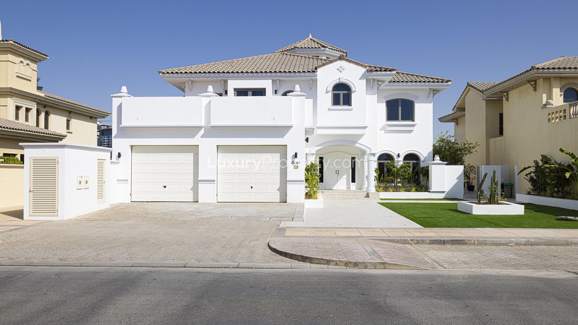Luxurious living room with sea view in Palm Jumeirah Garden Homes villa for rent