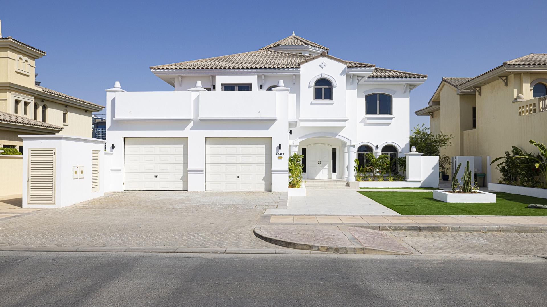 Luxurious living room with sea view in Palm Jumeirah Garden Homes villa for rent