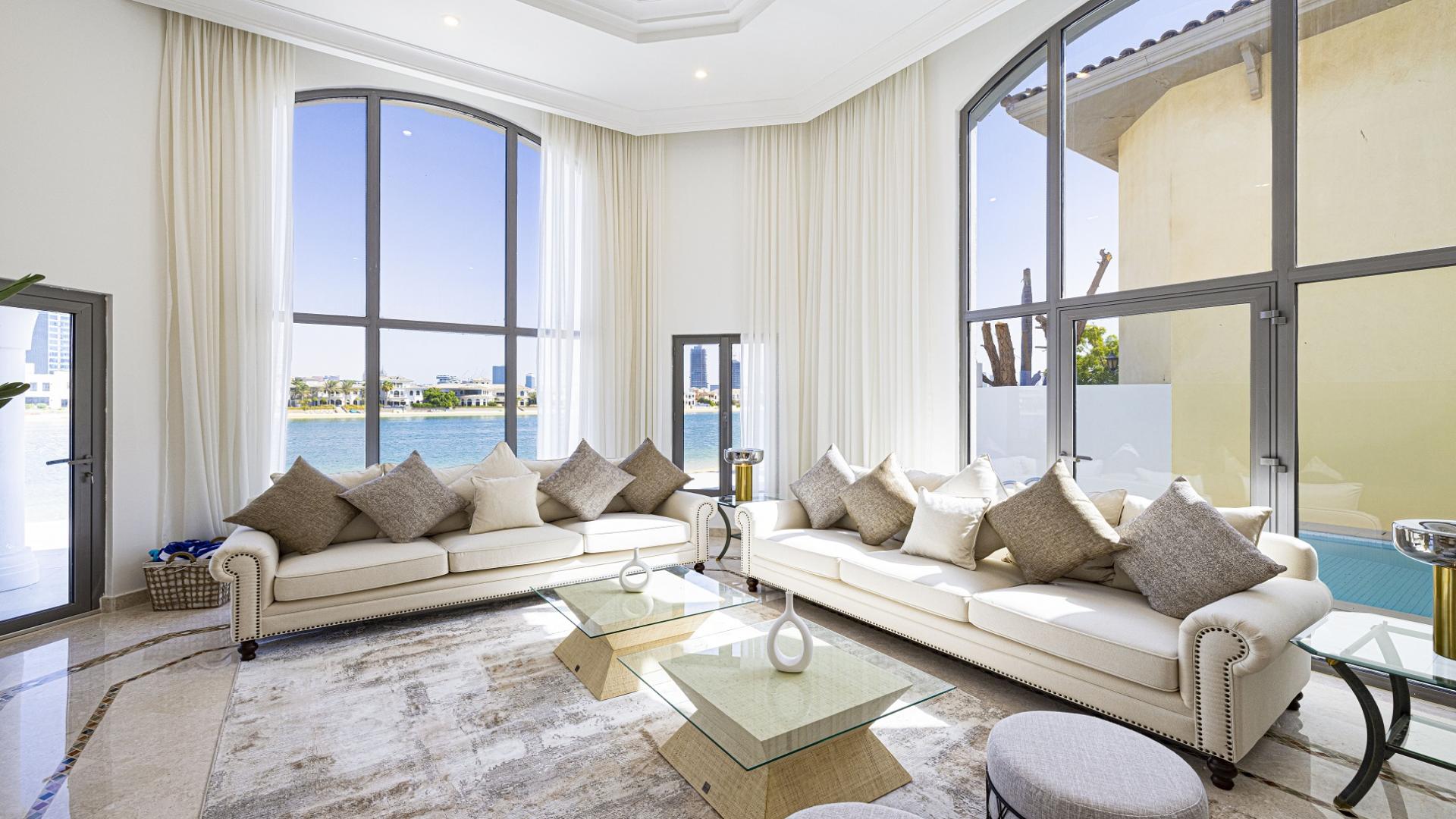 Modern 5-bedroom villa exterior in Palm Jumeirah's Garden Homes, available for rent