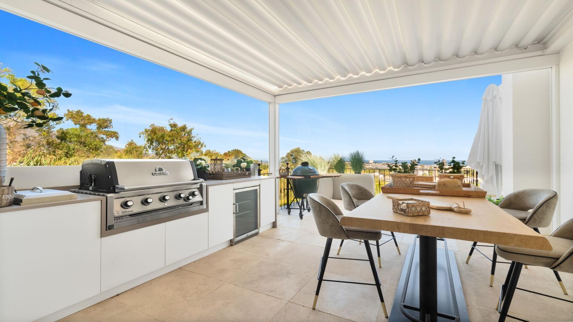 Luxurious 7-bedroom villa with pool and garden in Benahavís, Málaga, for sale