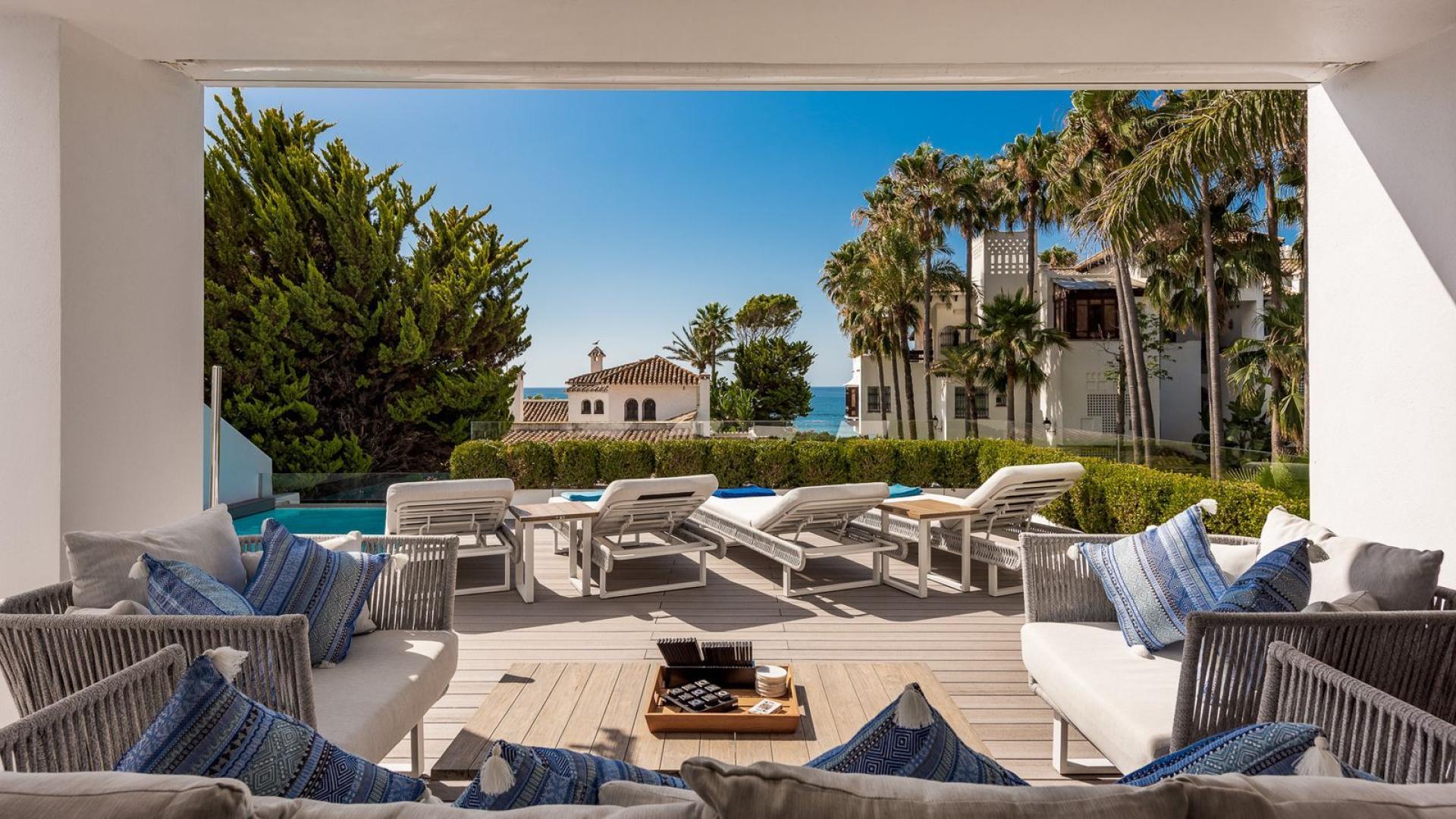 Luxury terrace with pool view in 4-bedroom villa, Puente Romano, Marbella