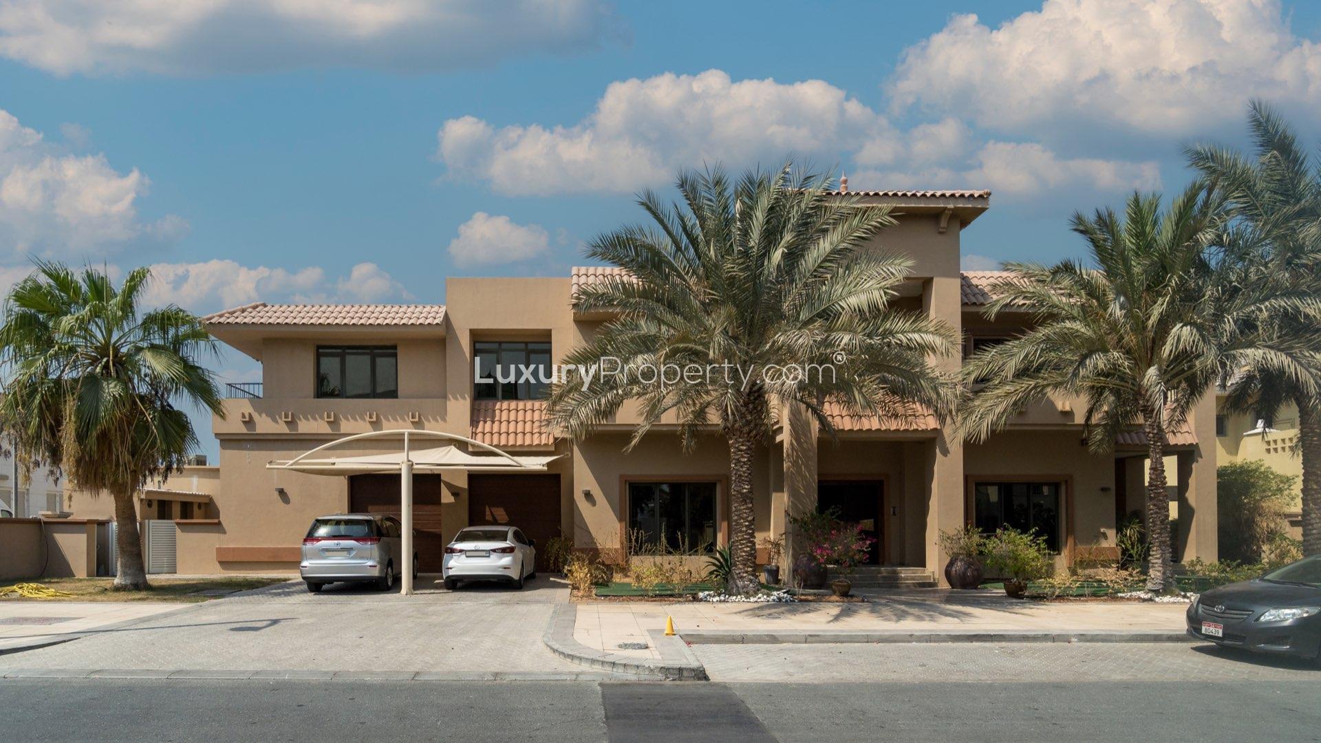 Luxurious villa interior with grand chandelier in Palm Jumeirah Signature Villas for rent
