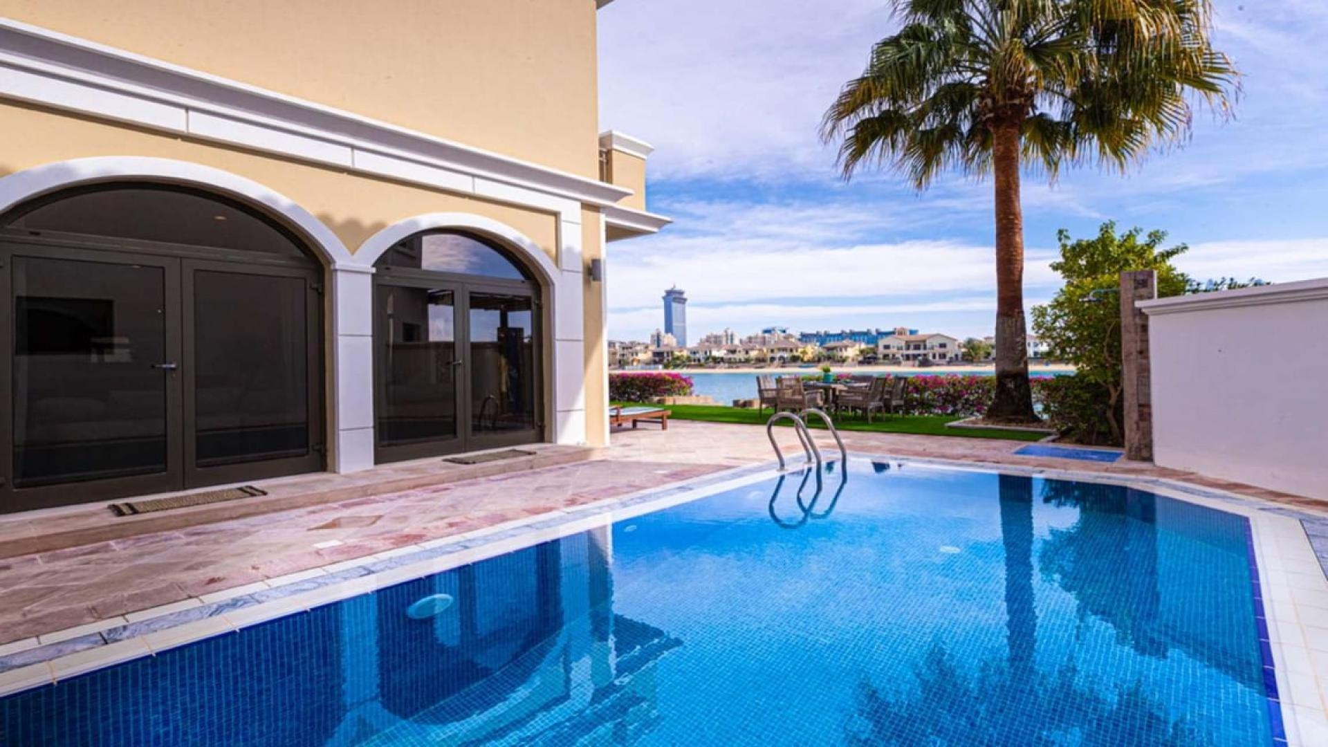 Beautiful Malibu-style villa with pool in Garden Homes, Palm Jumeirah, available for rent