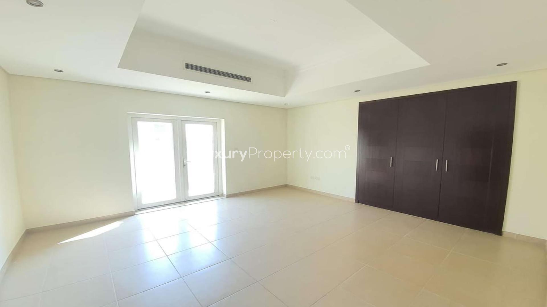 Spacious 6-bedroom villa with palm trees in Al Furjan North Village for rent