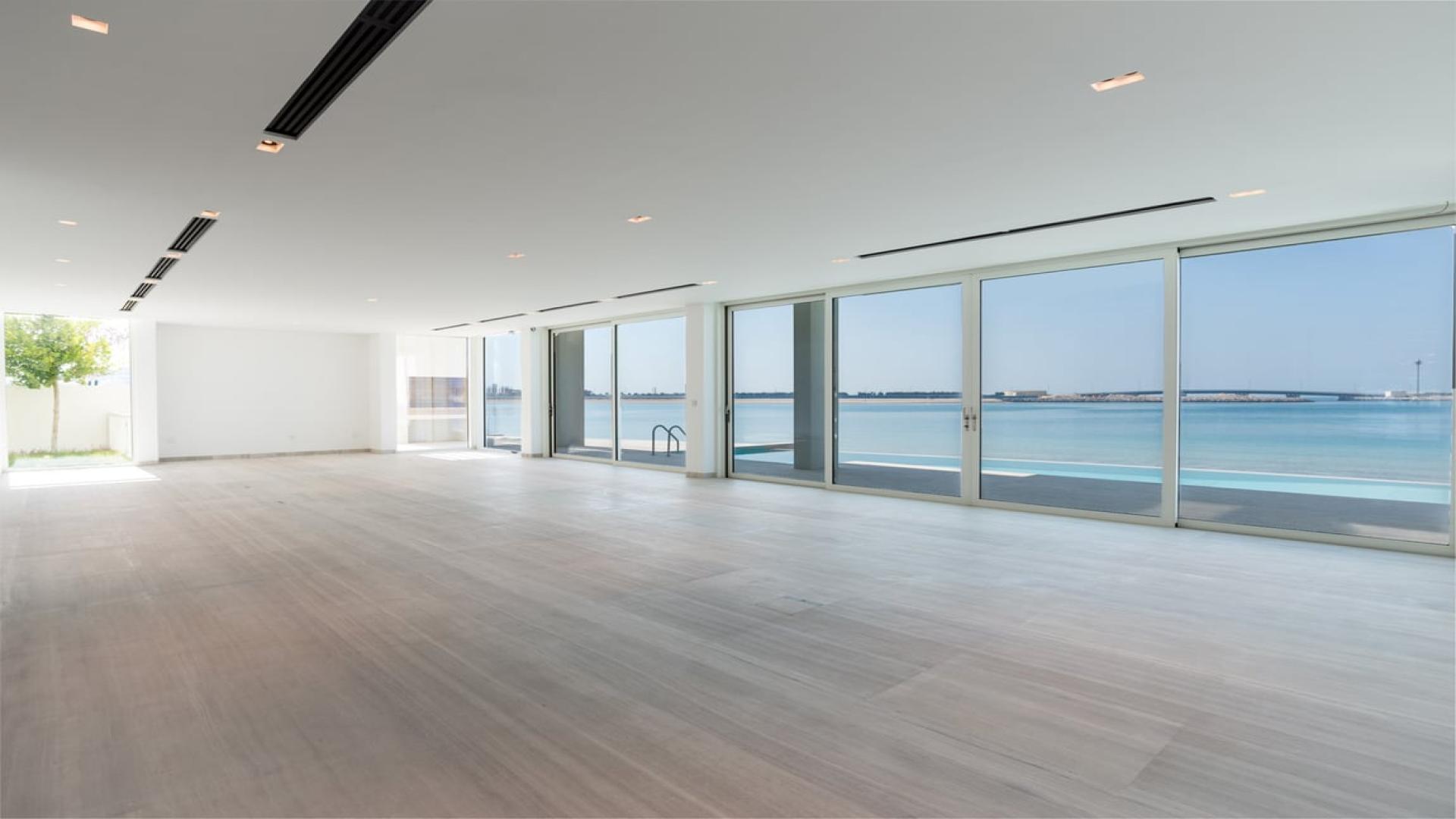 Luxurious beachfront villa pool with ocean view at Palm Jumeirah Signature Villas