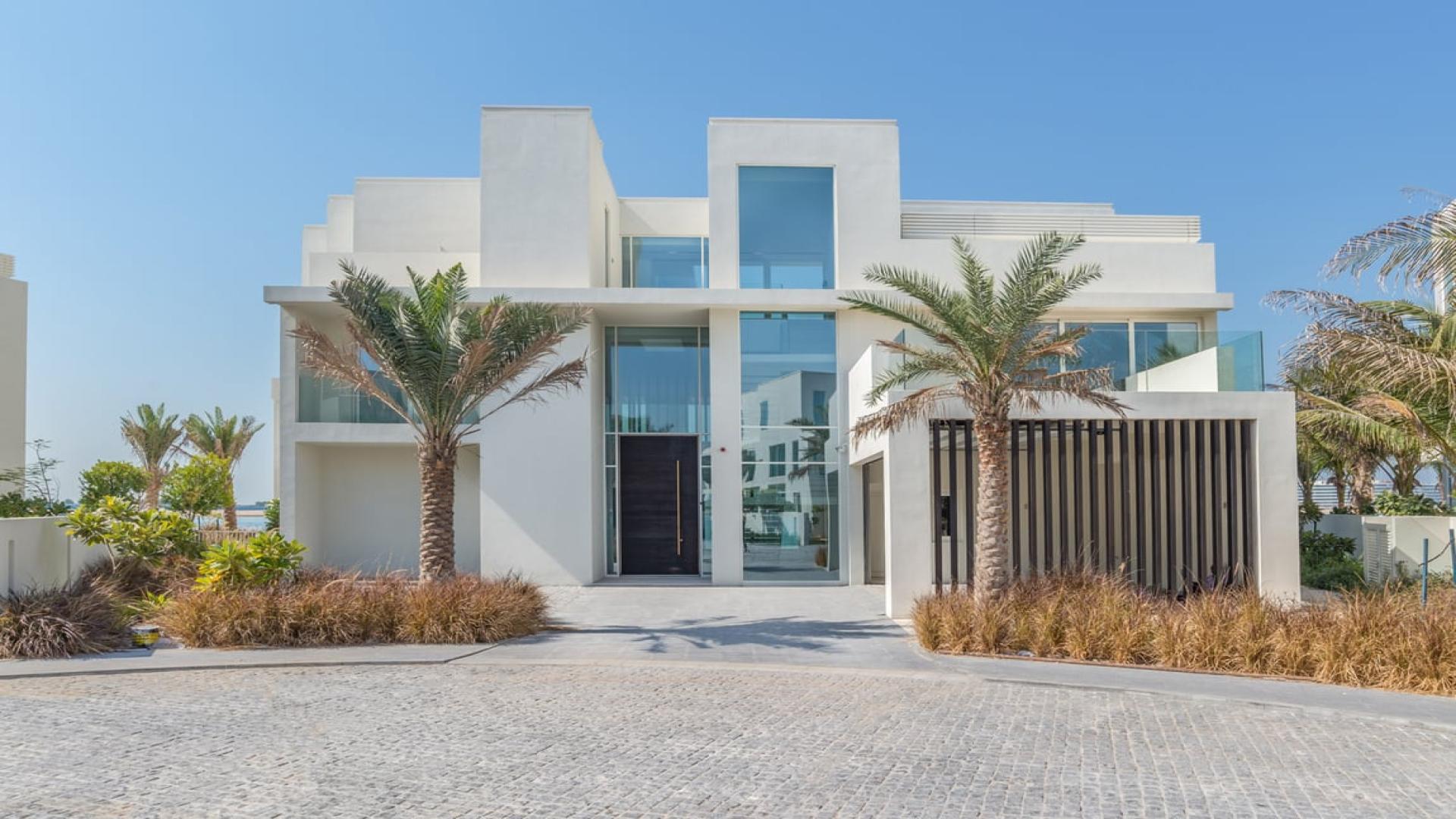 Contemporary beach villa exterior on Palm Jumeirah, Signature Villas, for rent