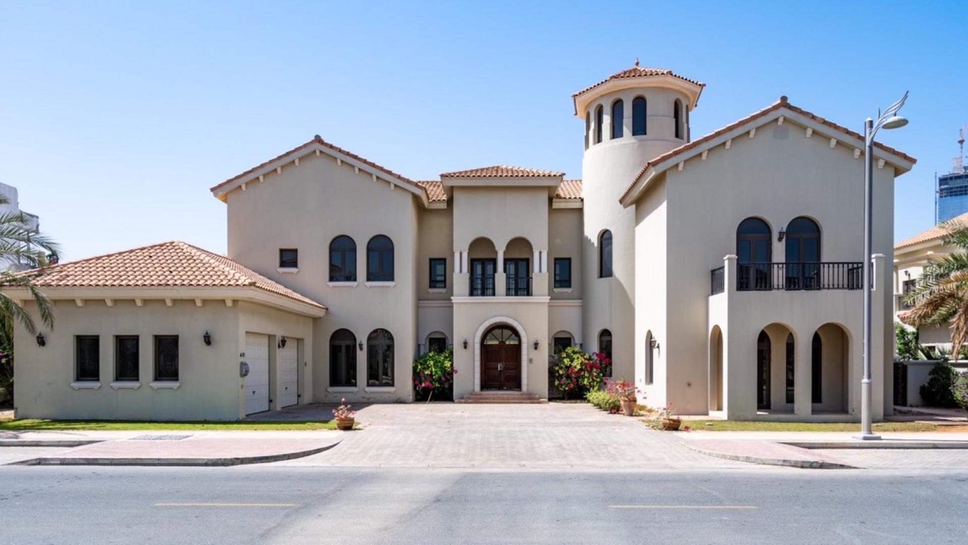Exterior view of luxury 6-bedroom villa for rent in Palm Jumeirah, Signature Villas