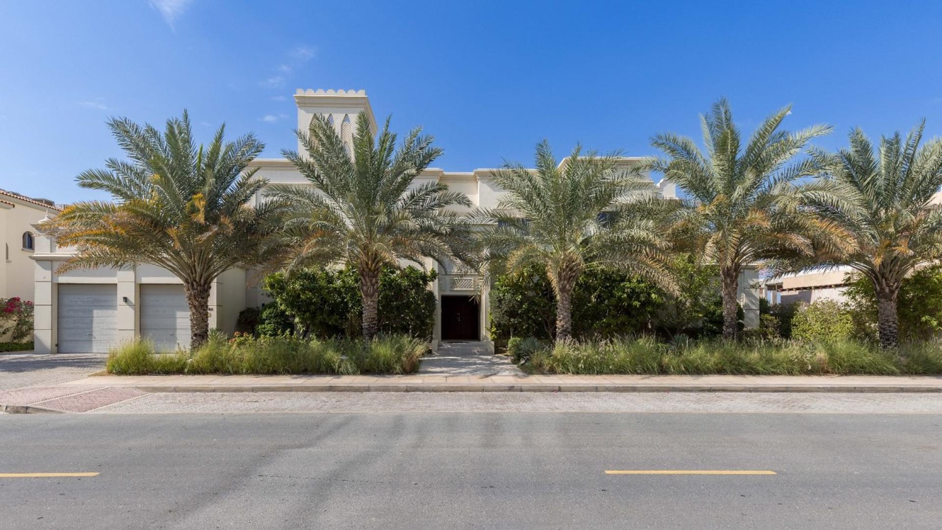 Luxury Palm Jumeirah villa with private pool, spacious patio, and lush garden