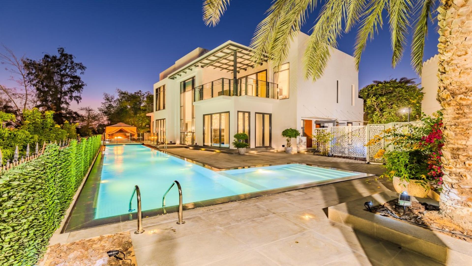 Luxurious living room in upgraded Jumeirah Islands villa for rent, featuring elegant decor