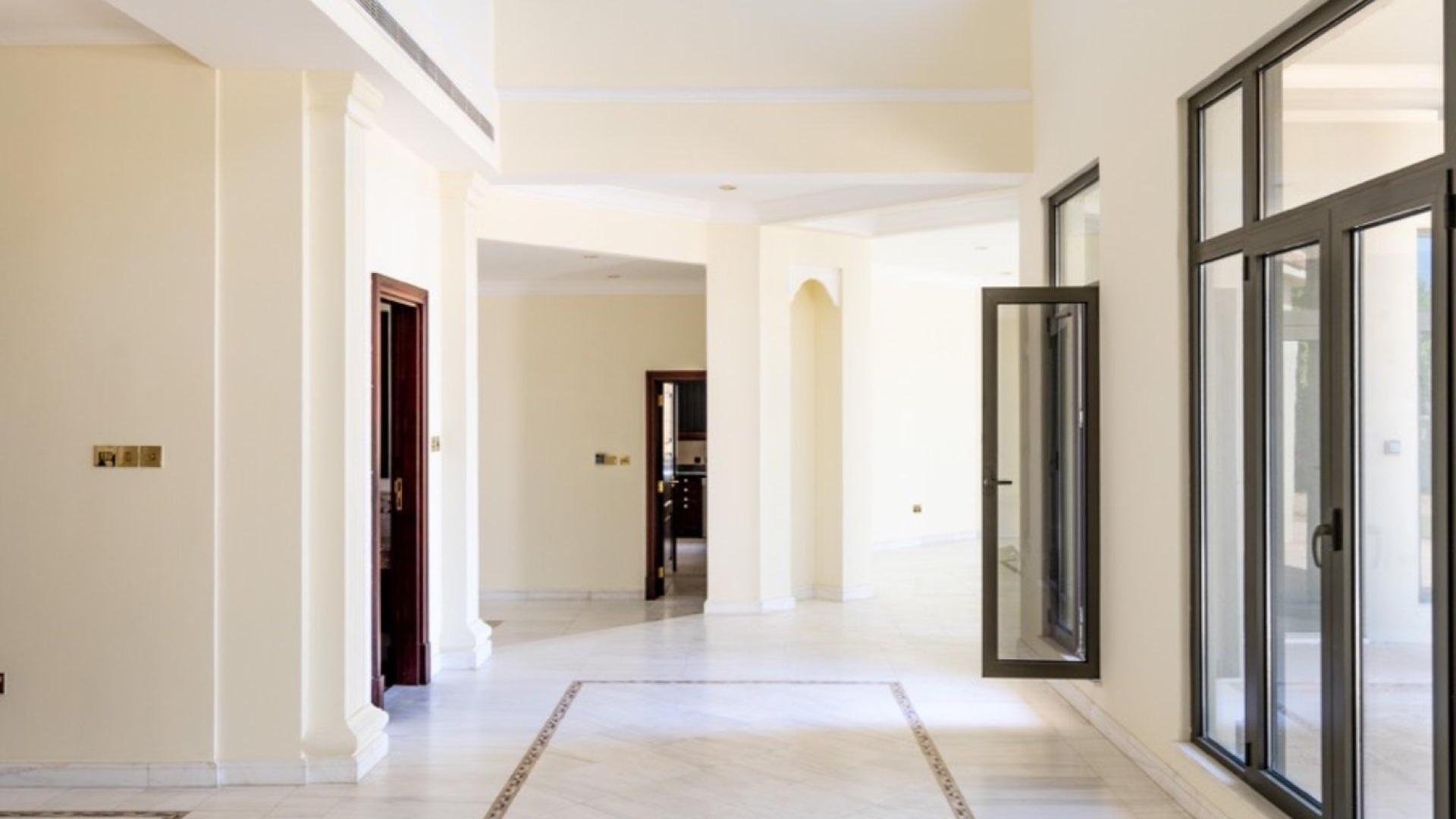Spacious living room in Palm Jumeirah Signature Villa with marble flooring and arched windows