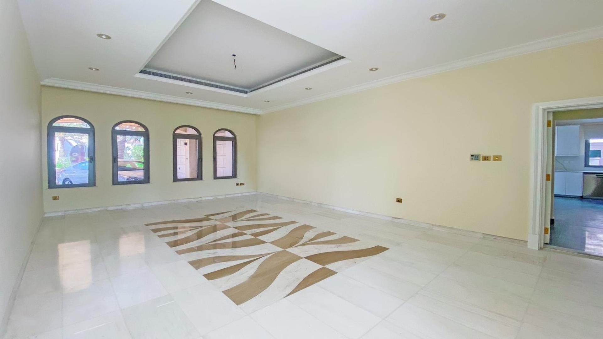 Front view of luxurious 6-bedroom villa in Palm Jumeirah's Signature Villas community