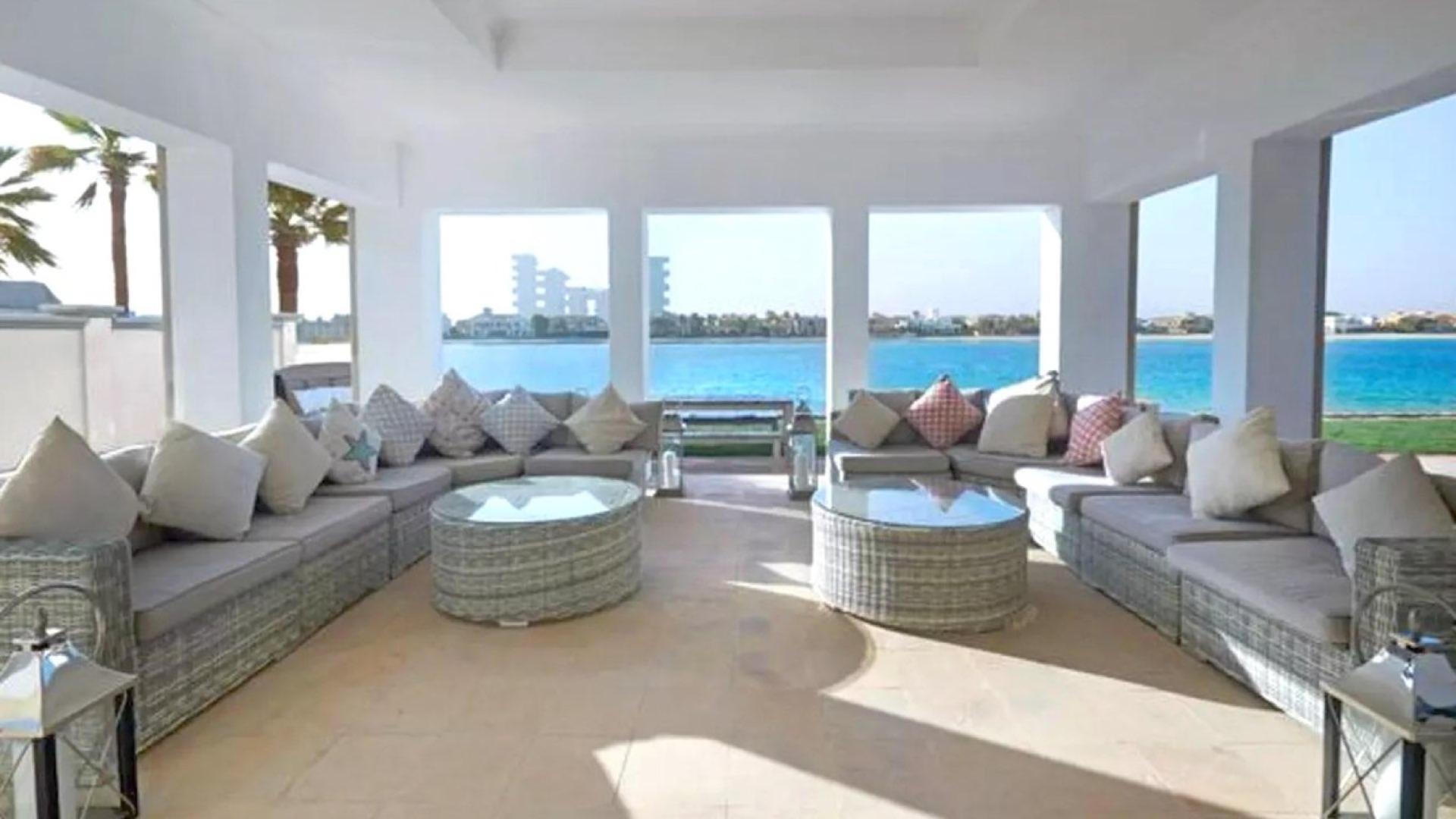Luxurious Palm Jumeirah villa with private pool and stunning waterfront view for rent