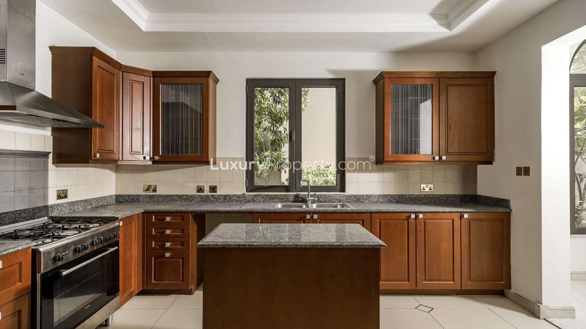 Luxurious 6-bedroom villa for sale, Signature Villas, Palm Jumeirah, stunning architecture