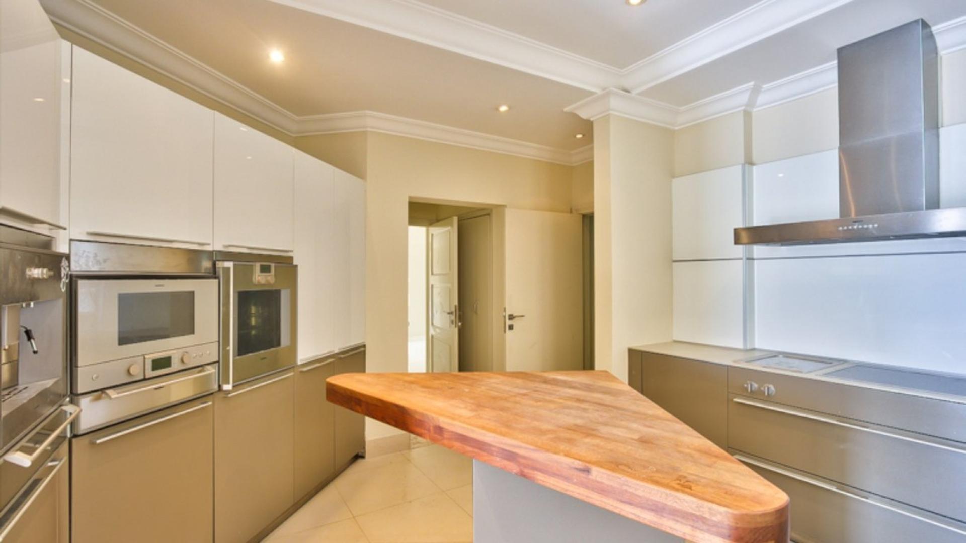 Modern 6-bedroom villa exterior in Palm Jumeirah's Signature Villas, featuring Mediterranean architecture