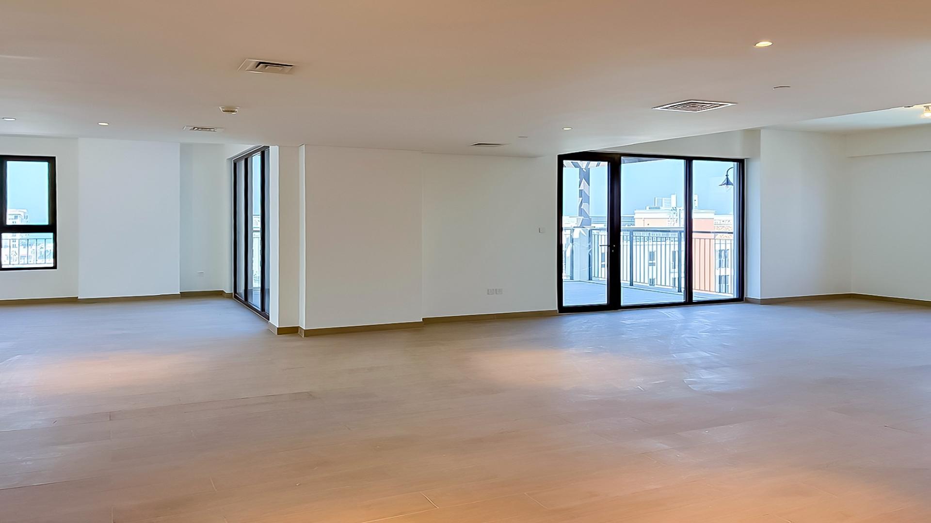 "Spacious living area in luxury 6-bedroom penthouse at La Sirene, Jumeirah for sale.",Spacious living area in luxury 6-bedroom penthouse, La Sirene, Jumeirah