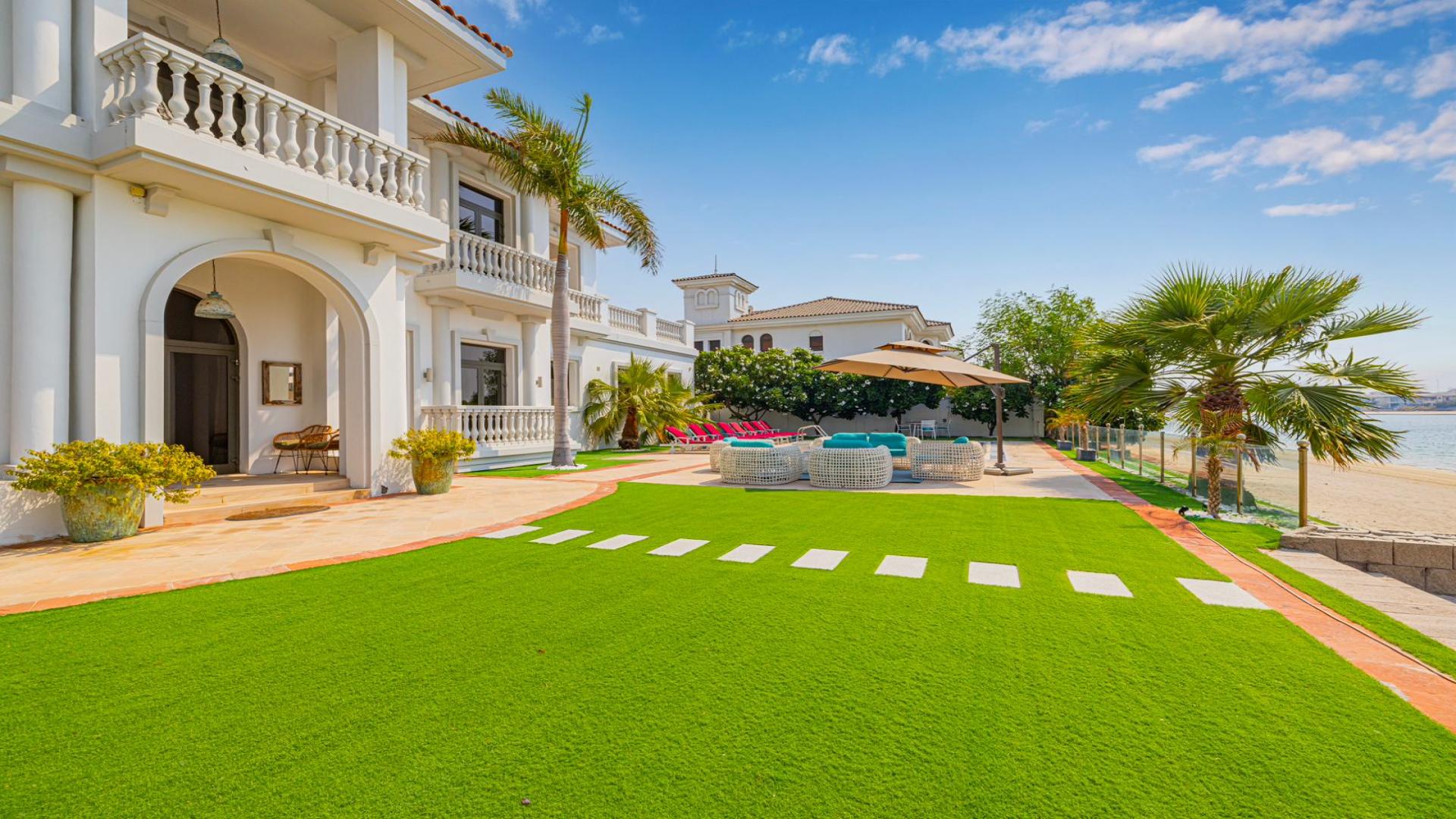 Luxury villa poolside with ocean view, Palm Jumeirah, Frond D, Signature Villas