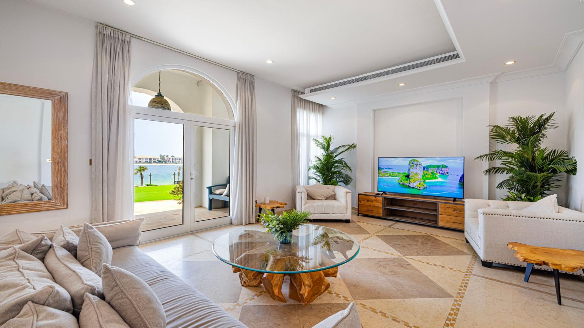 Luxury beachfront villa with lush garden in Palm Jumeirah, Frond D, Signature Villas