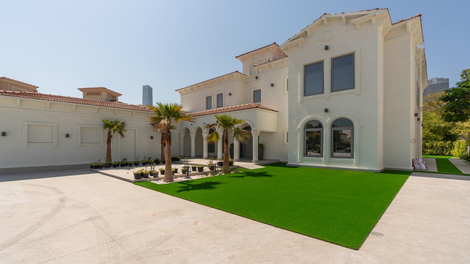 Premium 6-bedroom villa exterior in European Clusters, Jumeirah Islands for rent