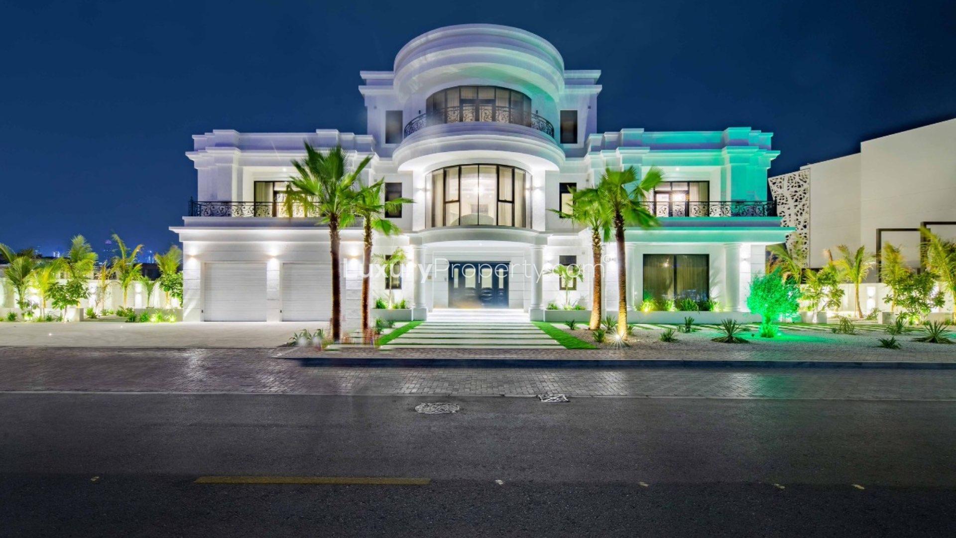 Luxurious triple storey villa with beachfront view in Palm Jumeirah, available for rent