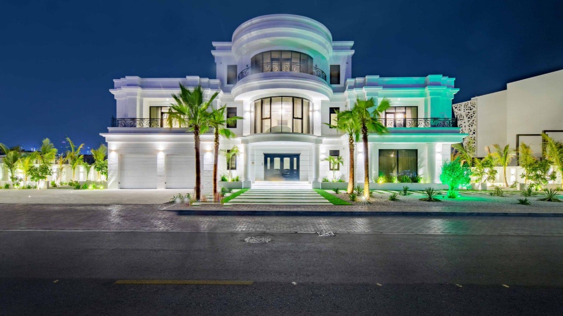 Luxurious triple storey villa with beachfront view in Palm Jumeirah, available for rent