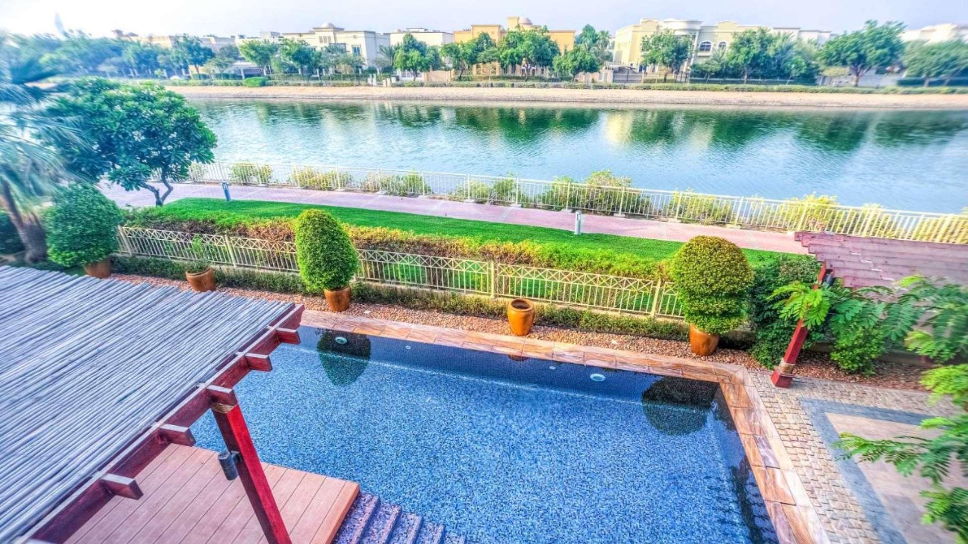 Luxurious living room in 6-bedroom villa, Emirates Living, Meadows, lake views, for rent