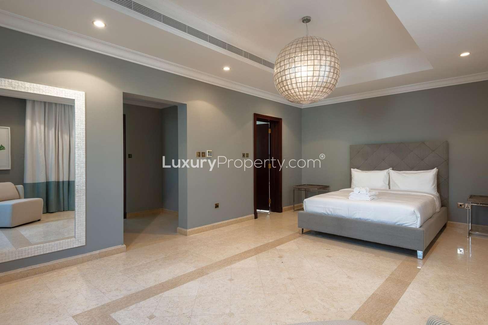 Luxurious 6-bedroom villa exterior in Palm Jumeirah, Frond K, available for rent