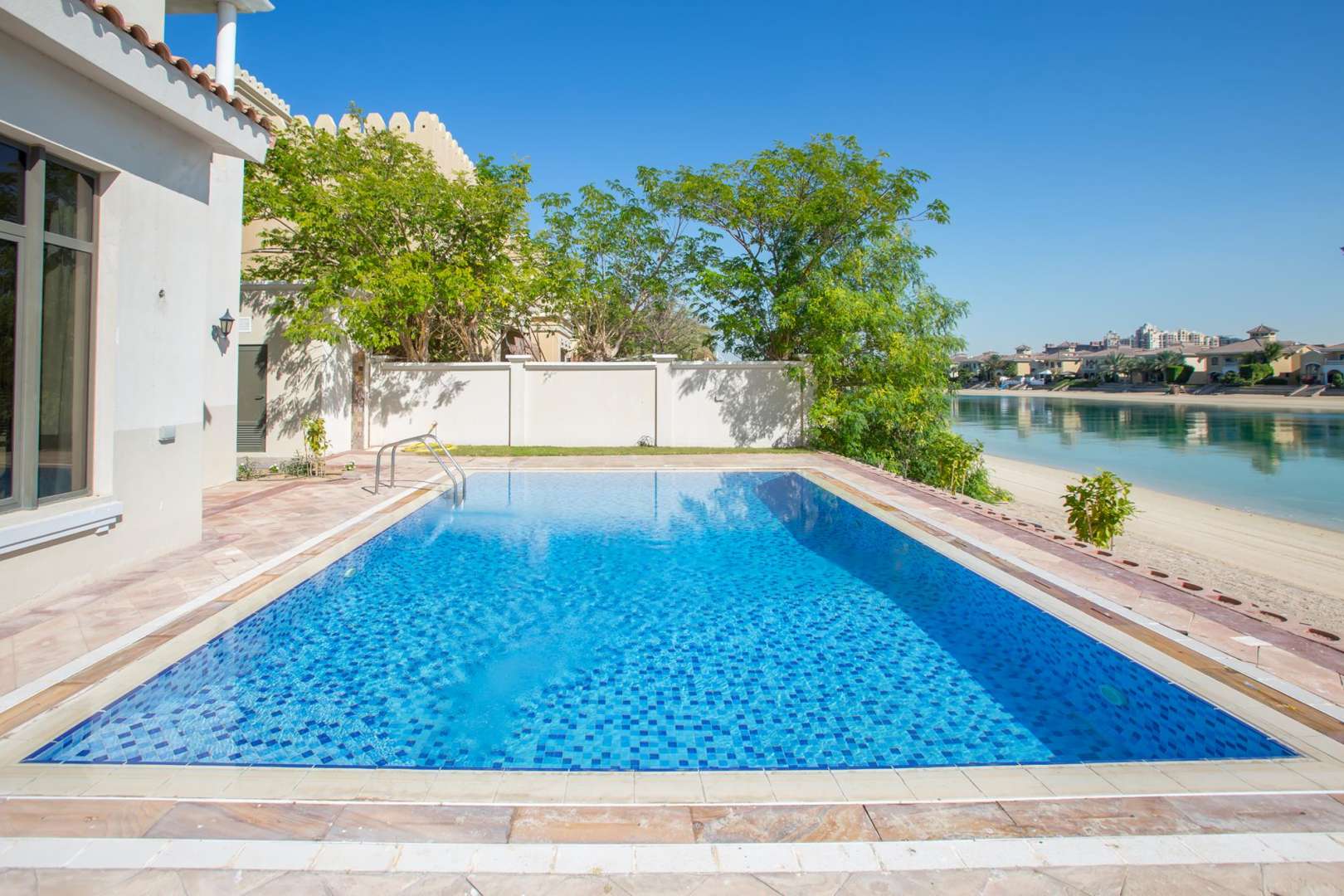 Luxury 6-bedroom villa with private pool on Palm Jumeirah, Signature Villas community
