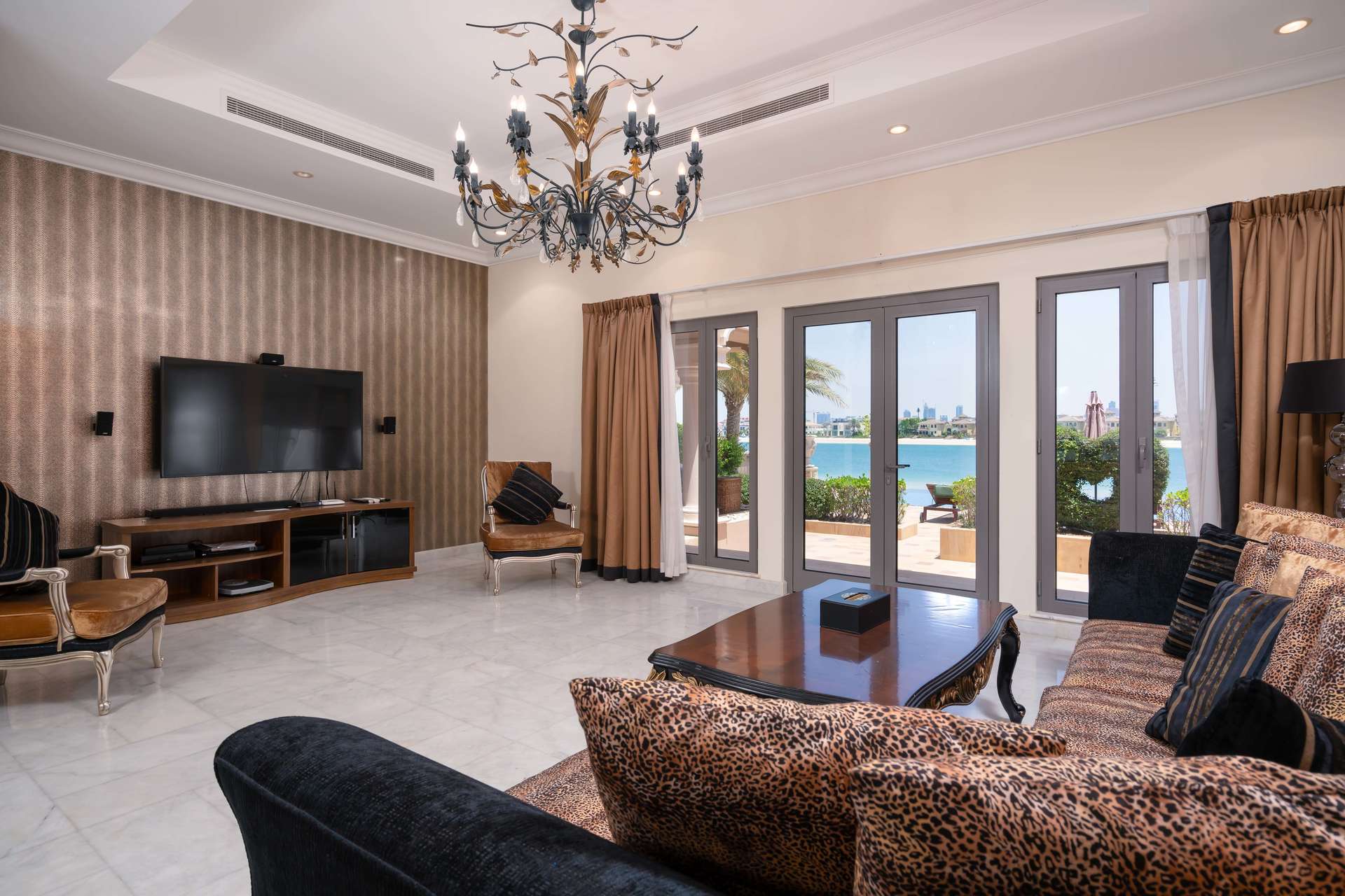 Upgraded Signature Villa with pool in Palm Jumeirah, Dubai, available for rent