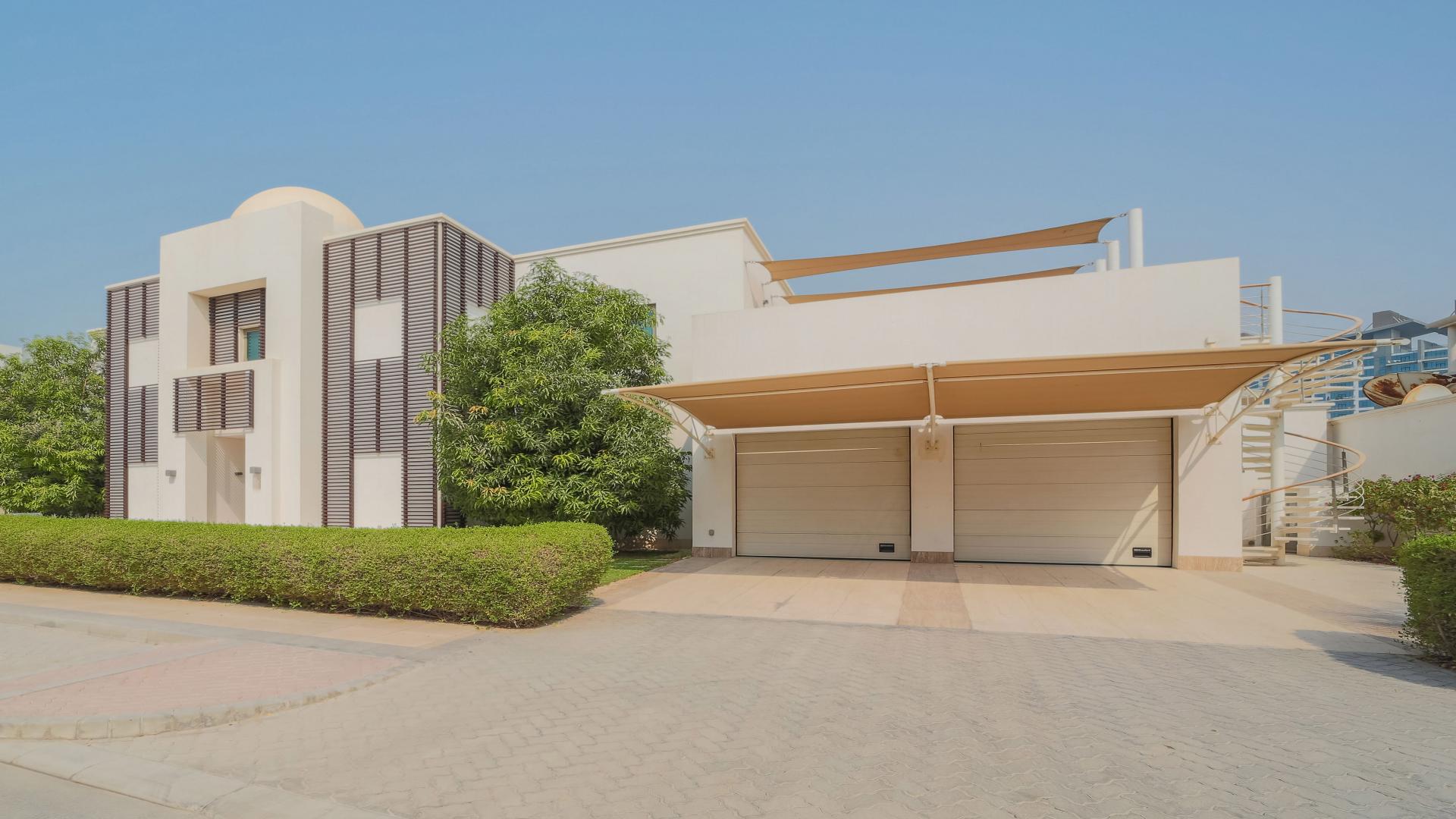 Exterior view of fully renovated six-bedroom villa in Palm Jumeirah for rent
