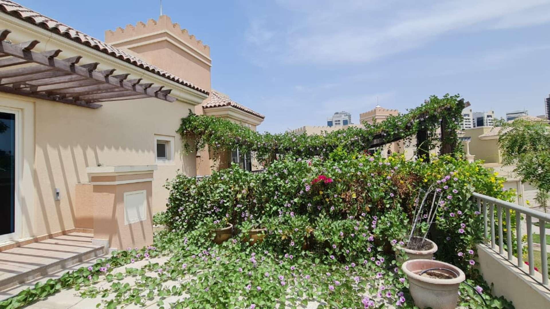 Luxurious 6-bedroom villa with vibrant garden in Victory Heights, Dubai Sports City
