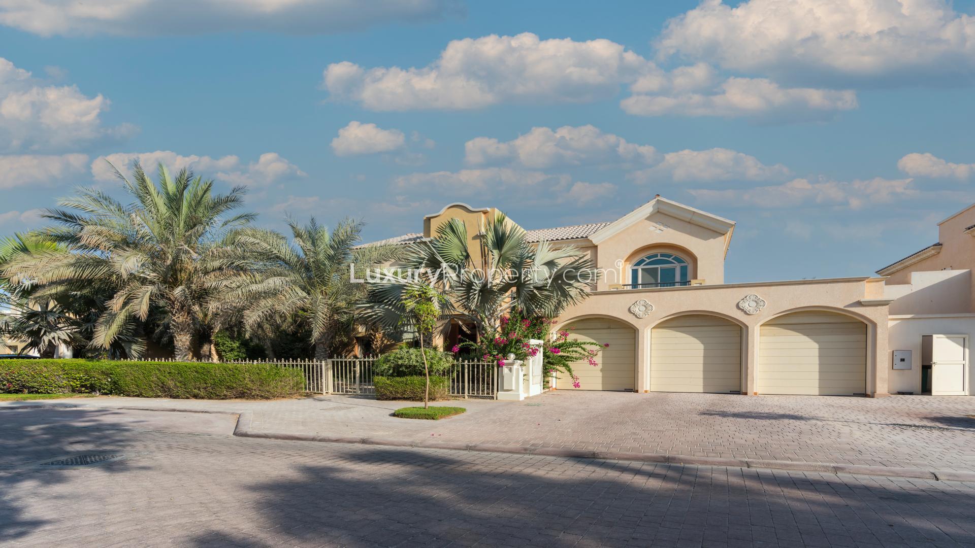 Luxurious villa with private pool and garden in Victory Heights, Dubai Sports City for rent