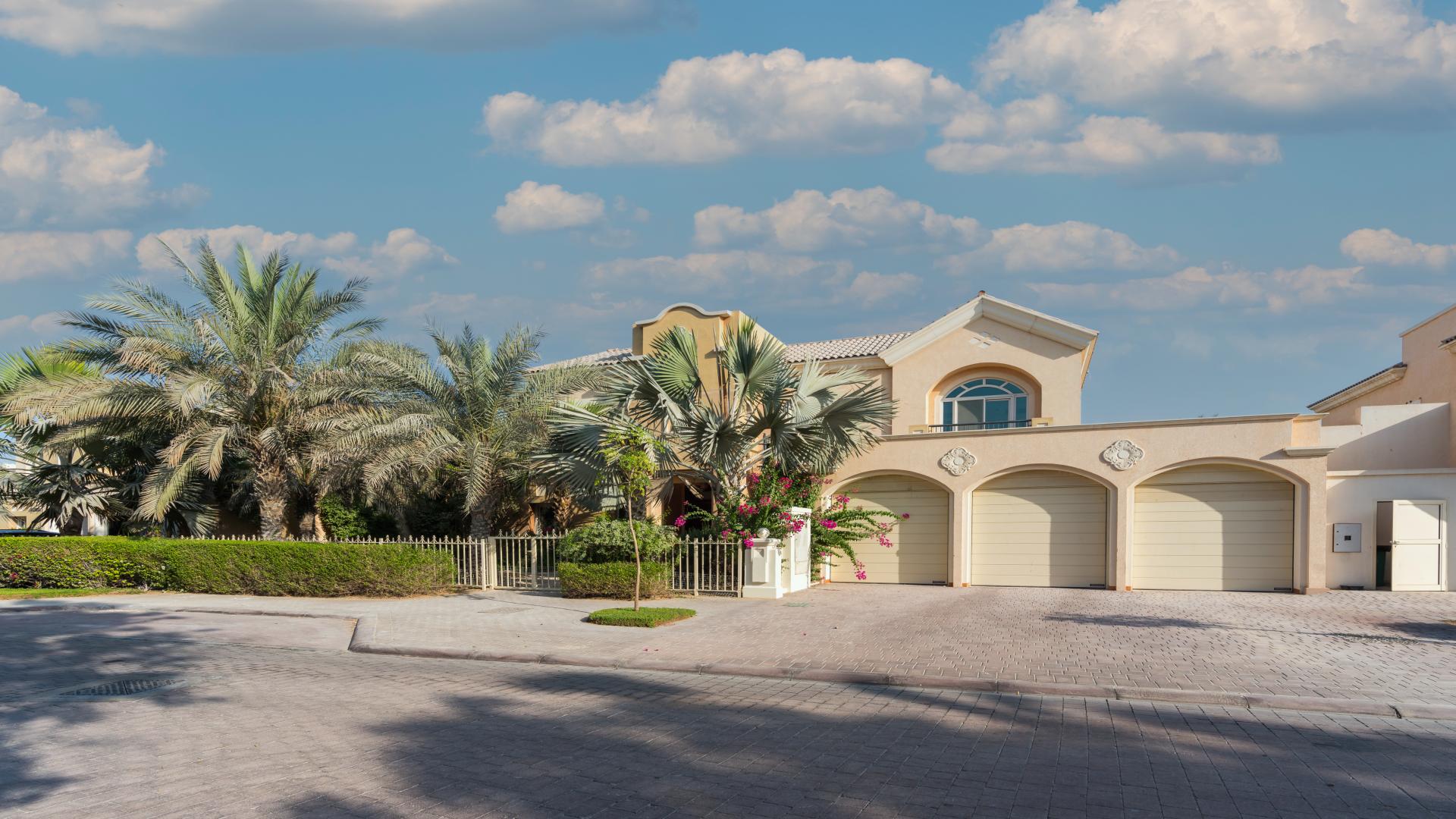 Luxurious villa with private pool and garden in Victory Heights, Dubai Sports City for rent