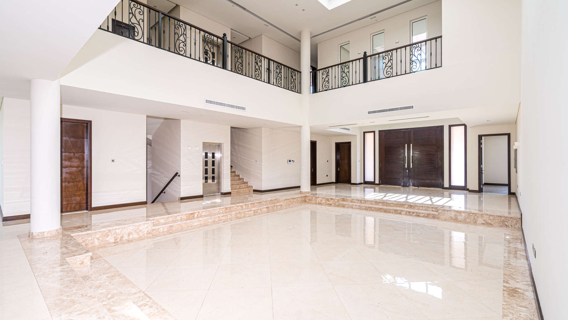 Bright, spacious living room in elegant six-bedroom villa, Jumeirah Golf Estates, for sale