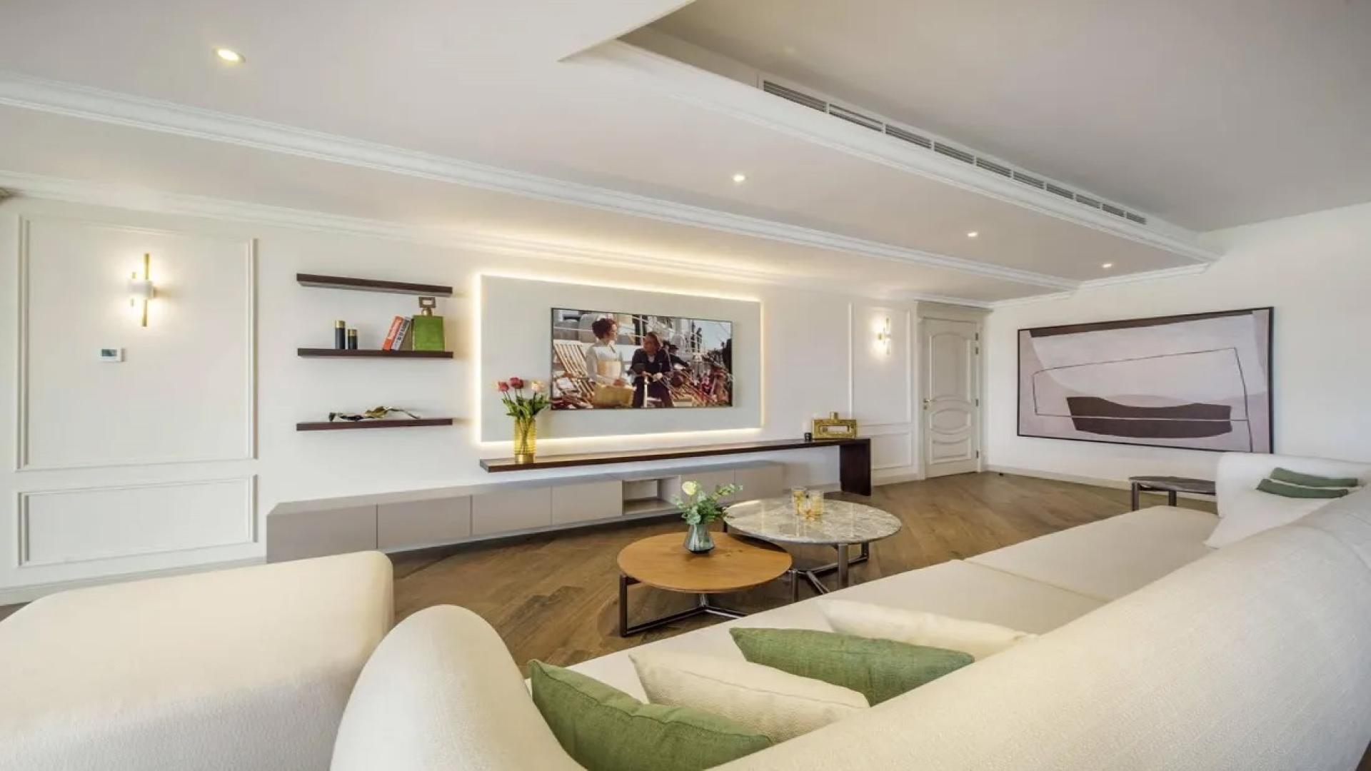 Luxury waterfront villa terrace with palm trees, Palm Jumeirah, Signature Villas, for sale