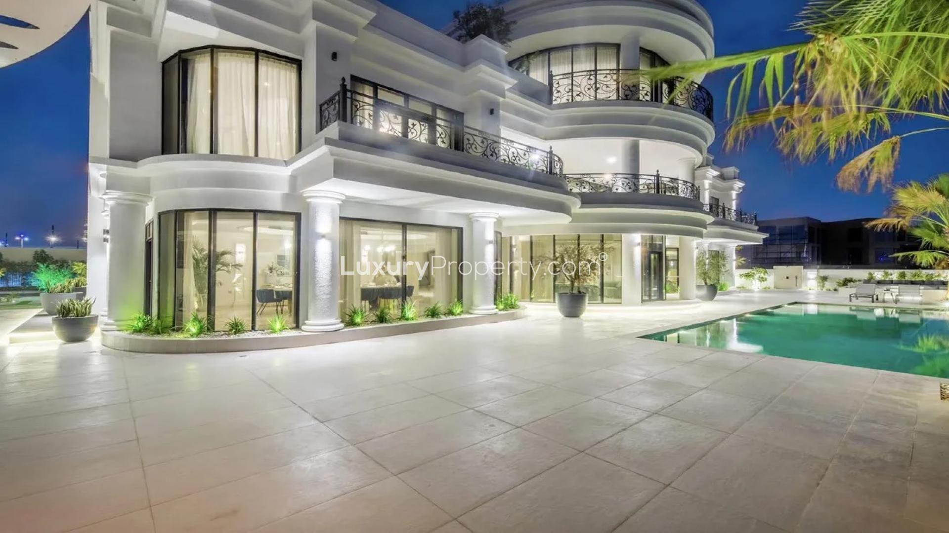 Luxurious 6-bedroom villa with pool, beachfront view in Palm Jumeirah's Signature Villas community