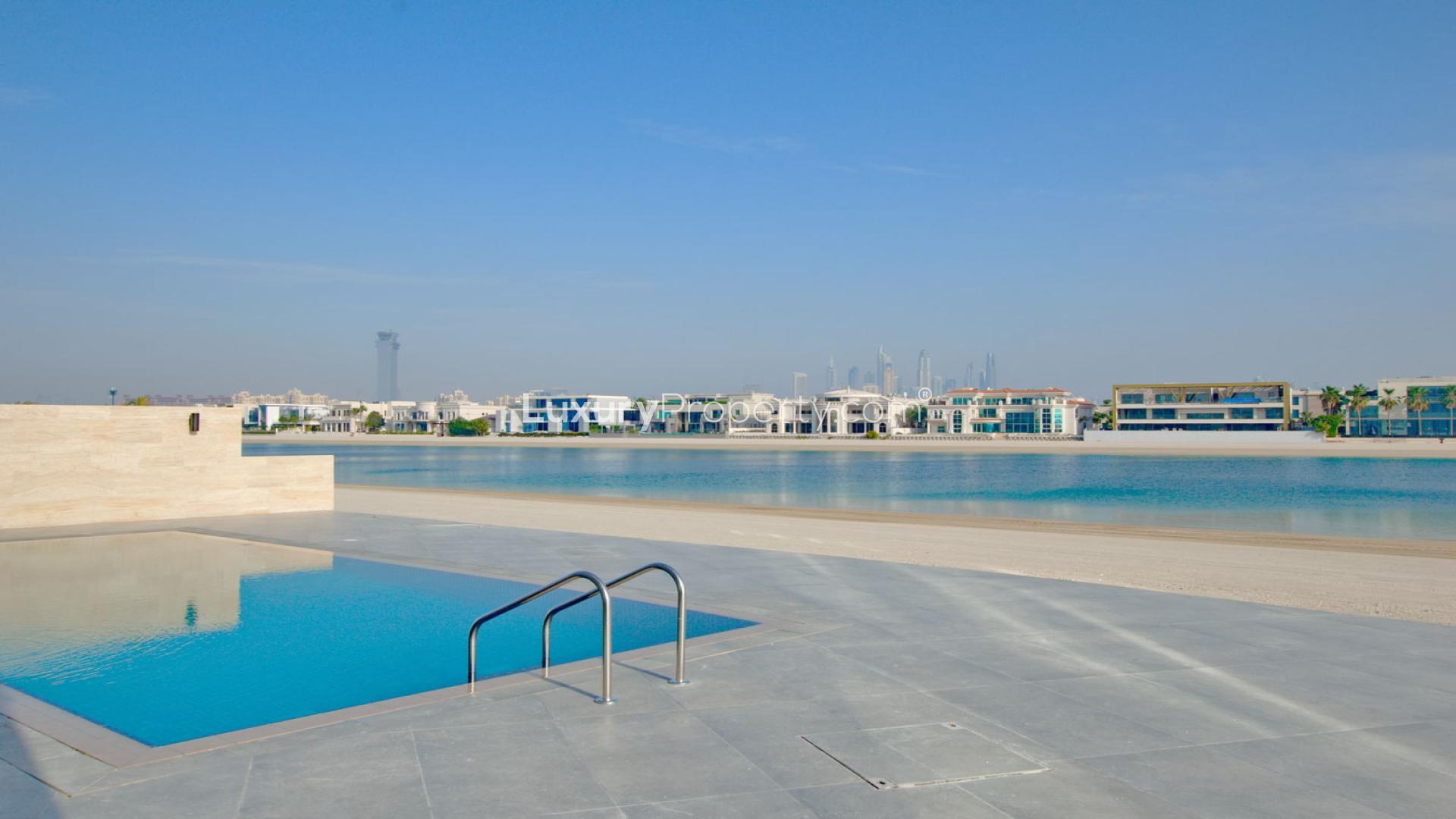 Beachfront 6-bedroom villa with pool for sale in Palm Jumeirah, Signature Villas