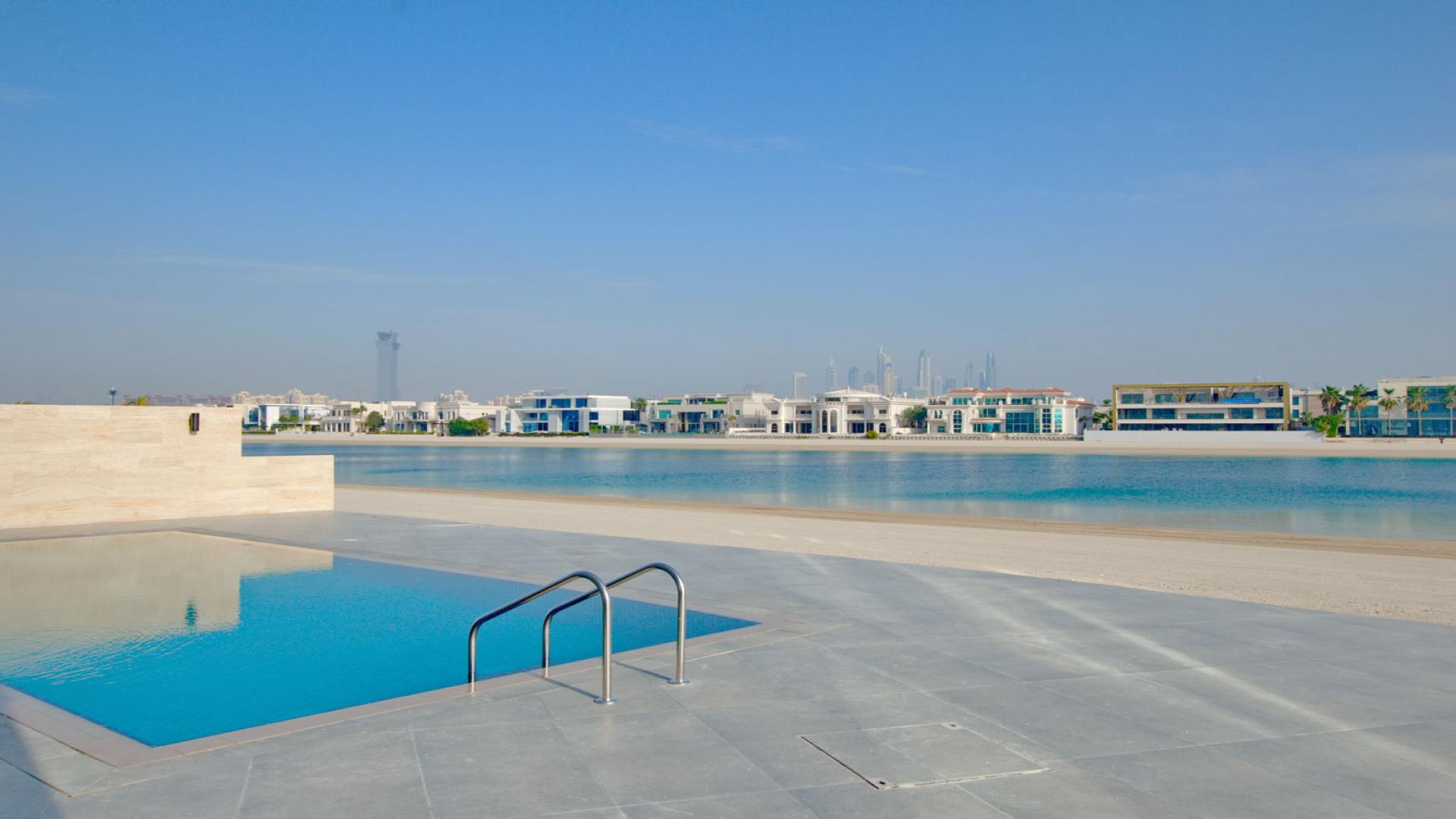 Beachfront 6-bedroom villa with pool for sale in Palm Jumeirah, Signature Villas