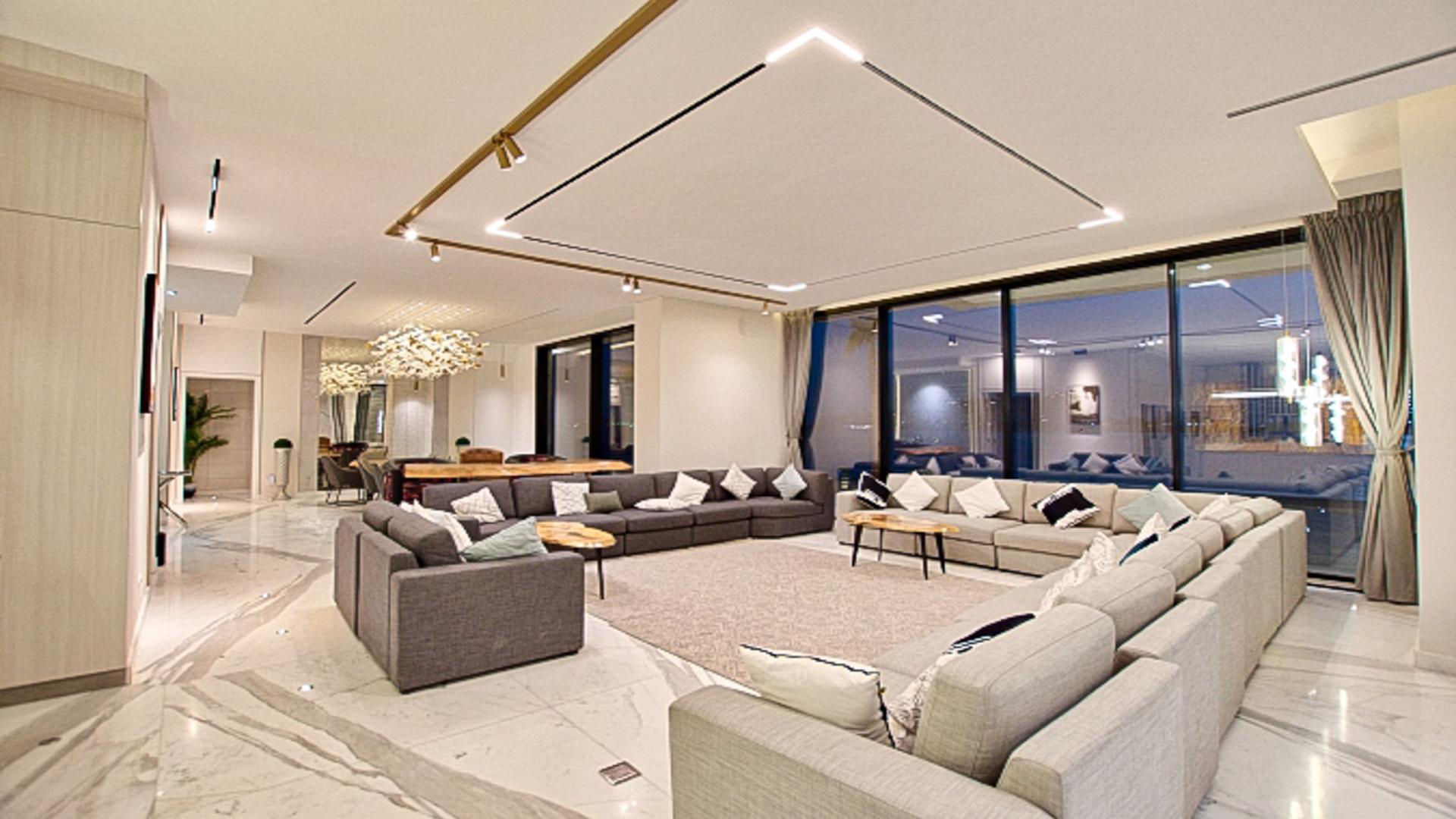 Luxurious 6-bedroom villa with pool and panoramic views on Palm Jumeirah, Signature Villas