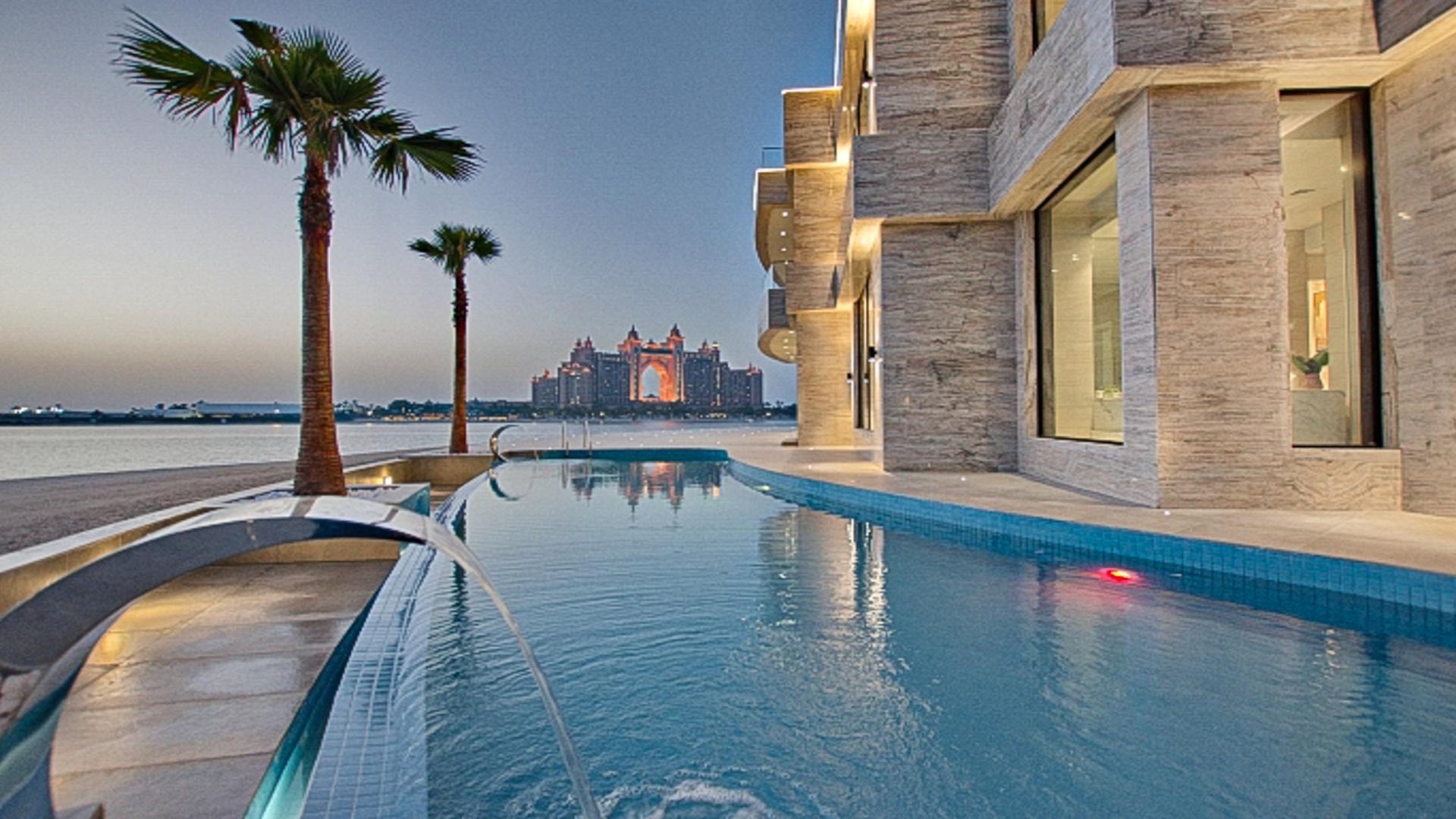Luxurious living room in 6-bedroom villa, Palm Jumeirah, with elegant decor and spacious seating