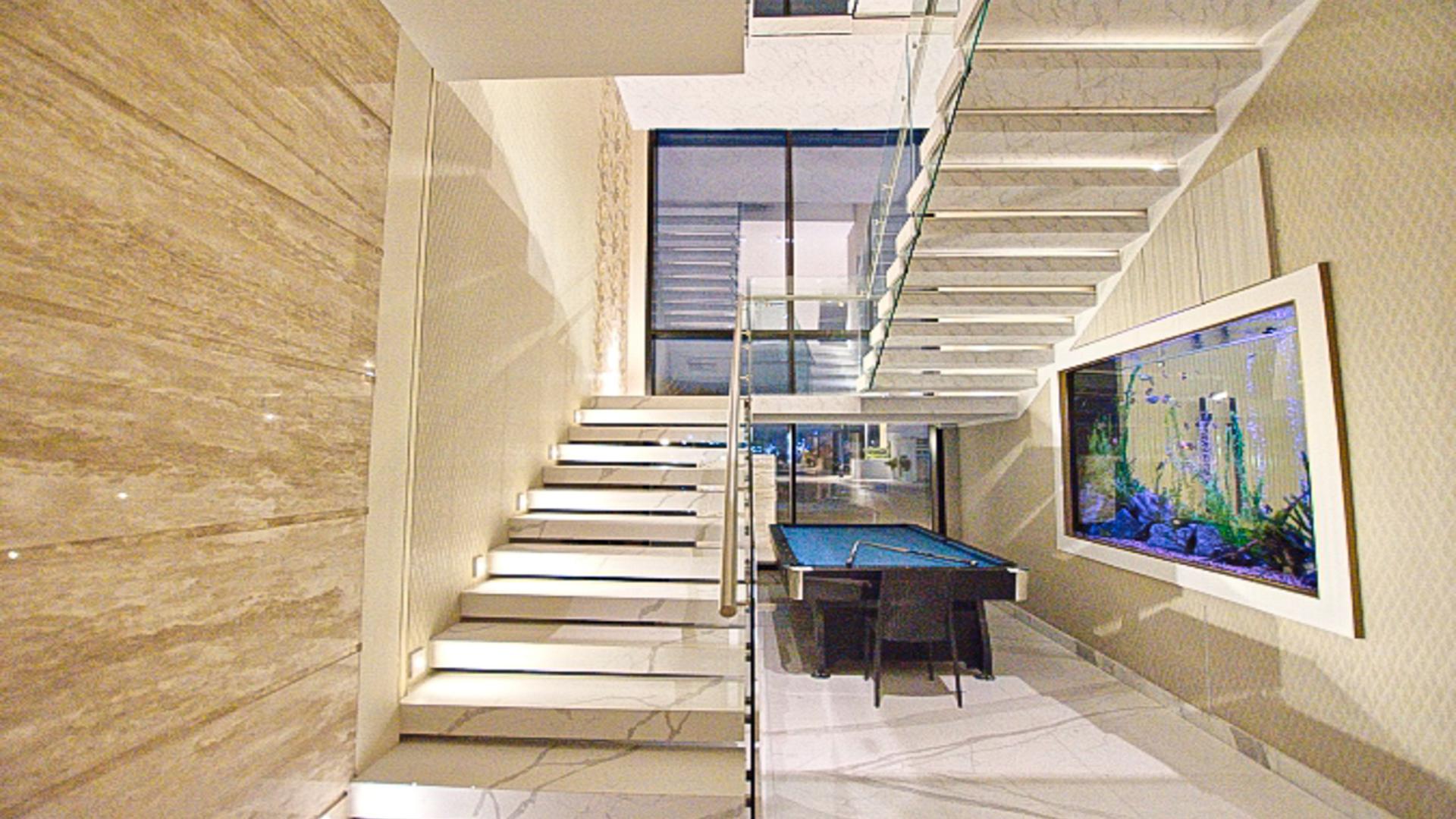 Luxurious Palm Jumeirah villa with infinity pool and stunning waterfront views at sunset