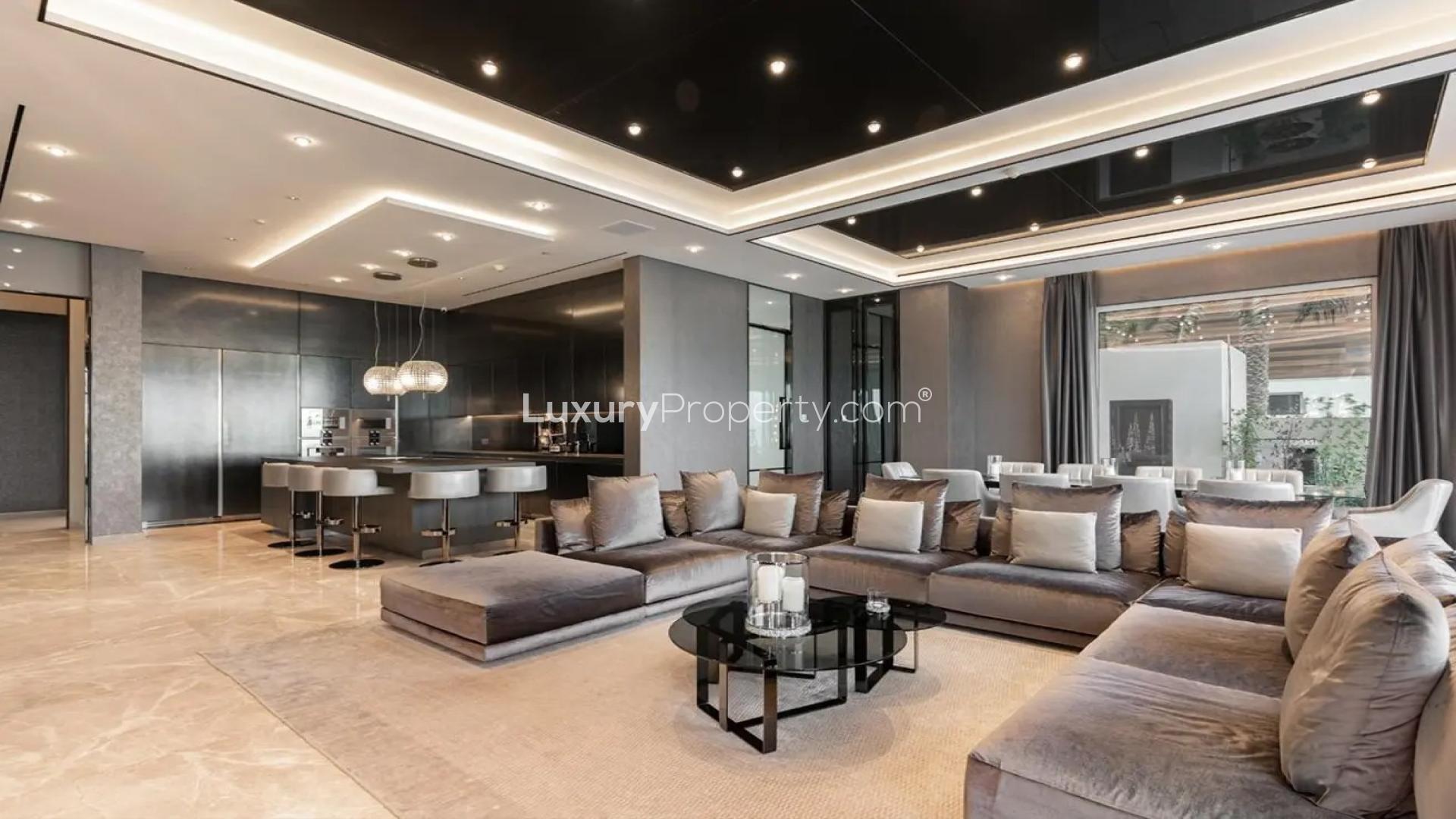 Custom-built 6-bedroom villa with pool in Signature Villas, Palm Jumeirah at night