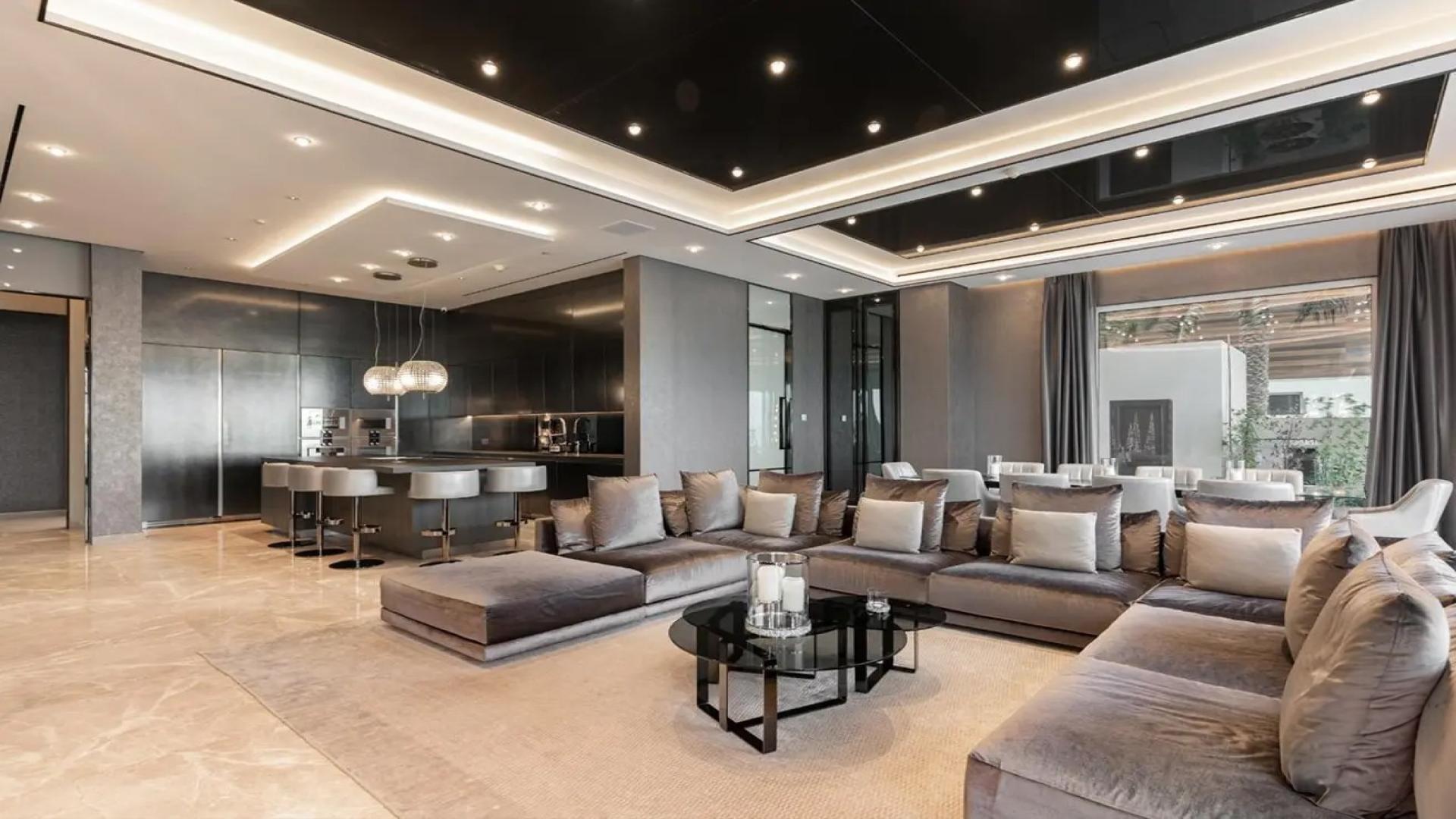 Custom-built 6-bedroom villa with pool in Signature Villas, Palm Jumeirah at night