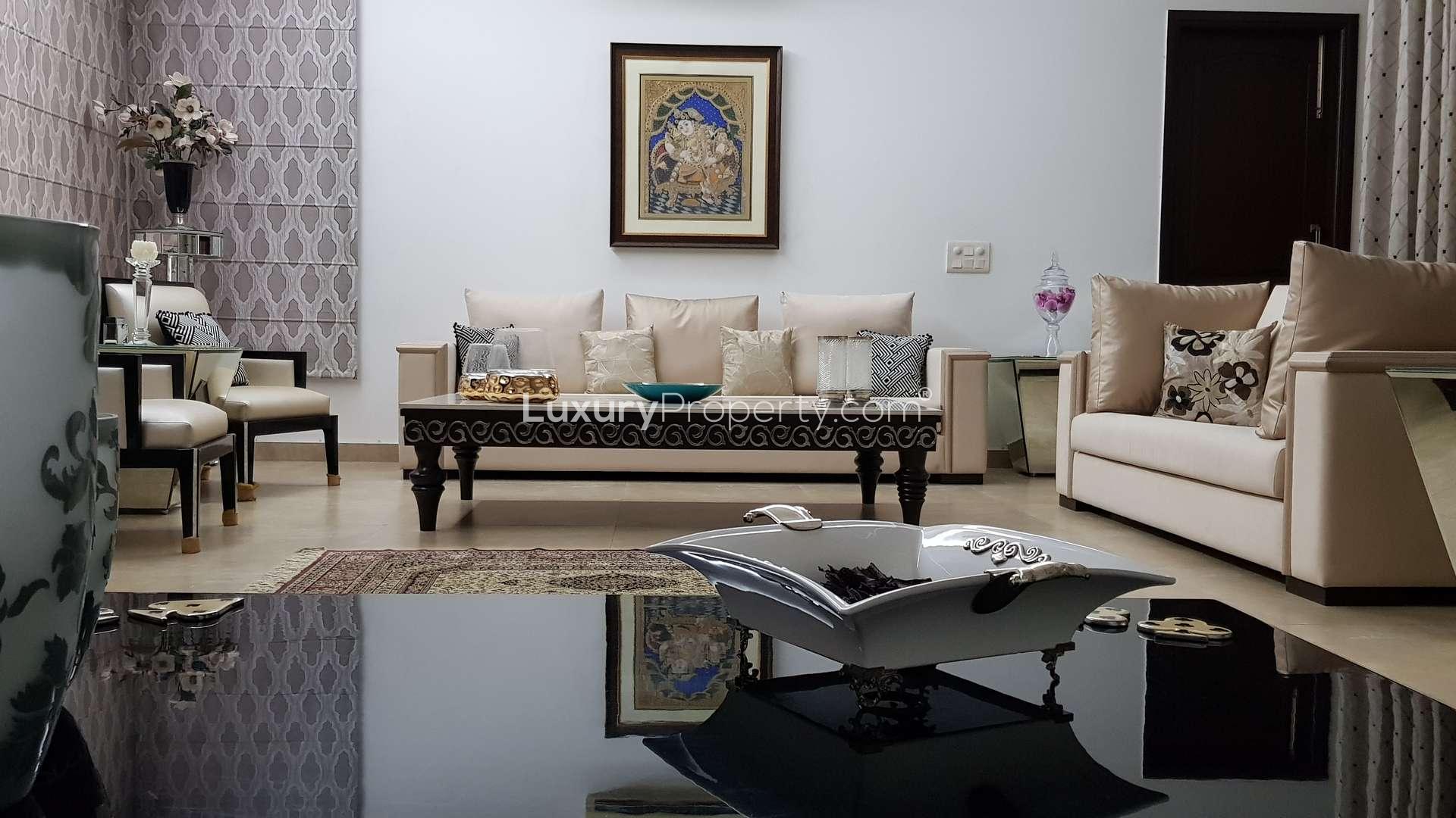 Magnificent 6-bedroom villa with lush garden in Asola Farms, Delhi, for sale