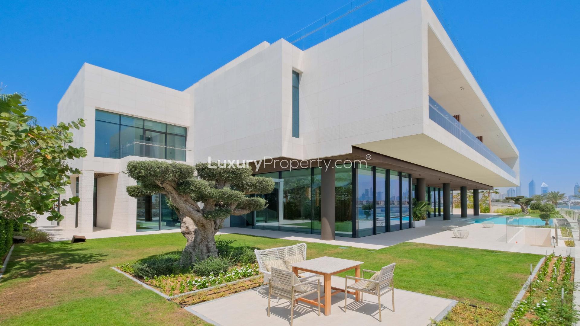Luxurious living room in Pearl Jumeirah villa with modern design and elegant seating area