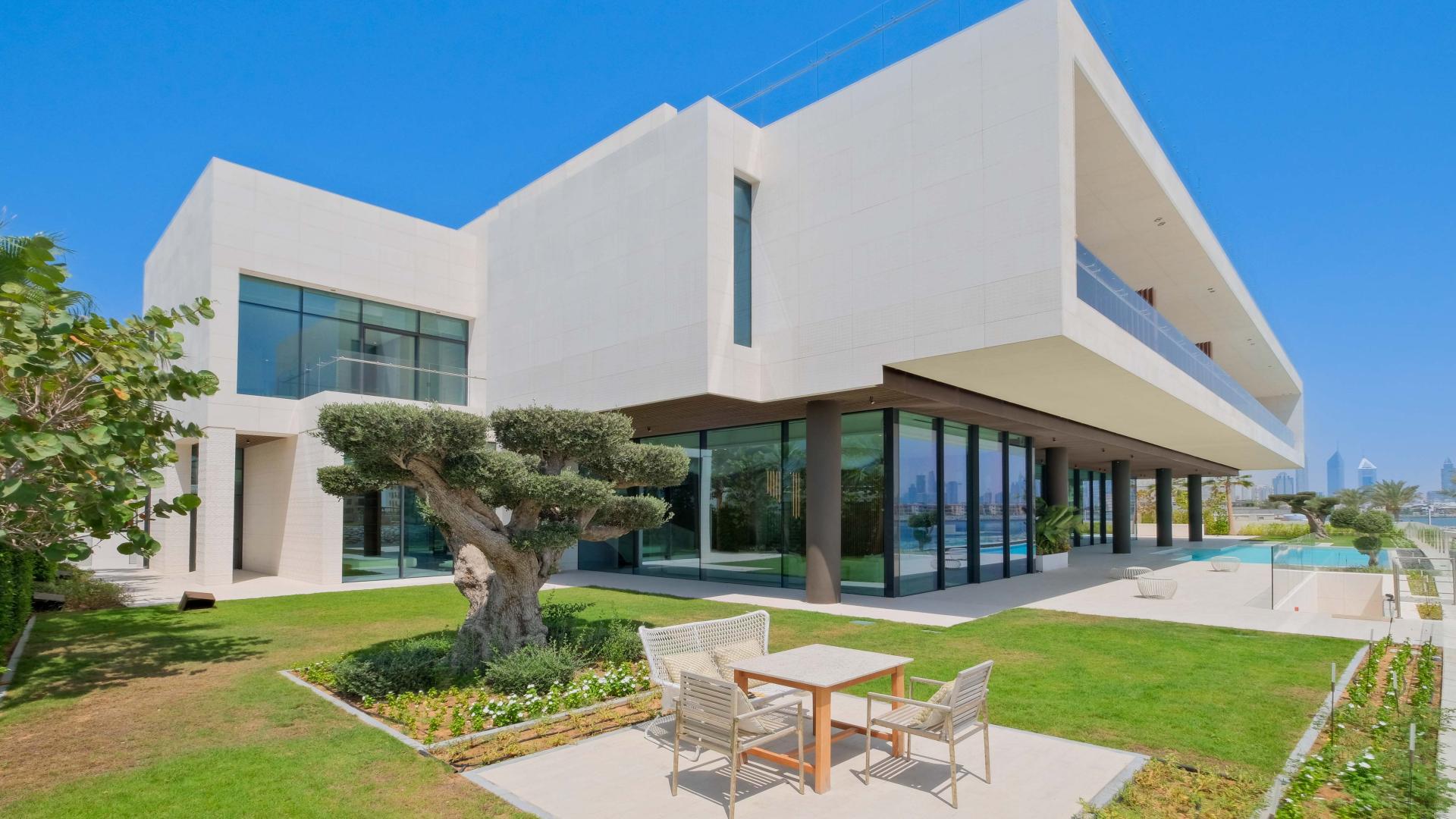 Luxurious living room in Pearl Jumeirah villa with modern design and elegant seating area