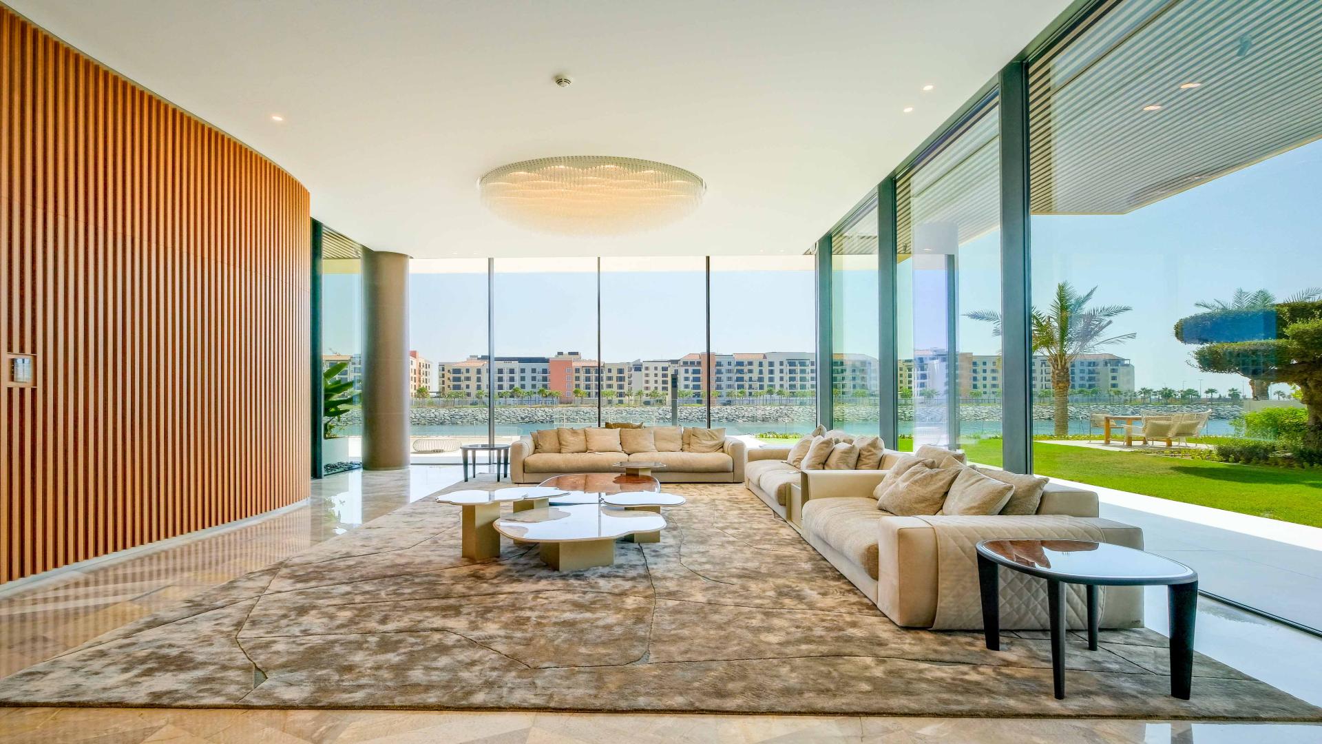 Contemporary 6-bedroom villa exterior with garden and pool in Pearl Jumeirah, Dubai