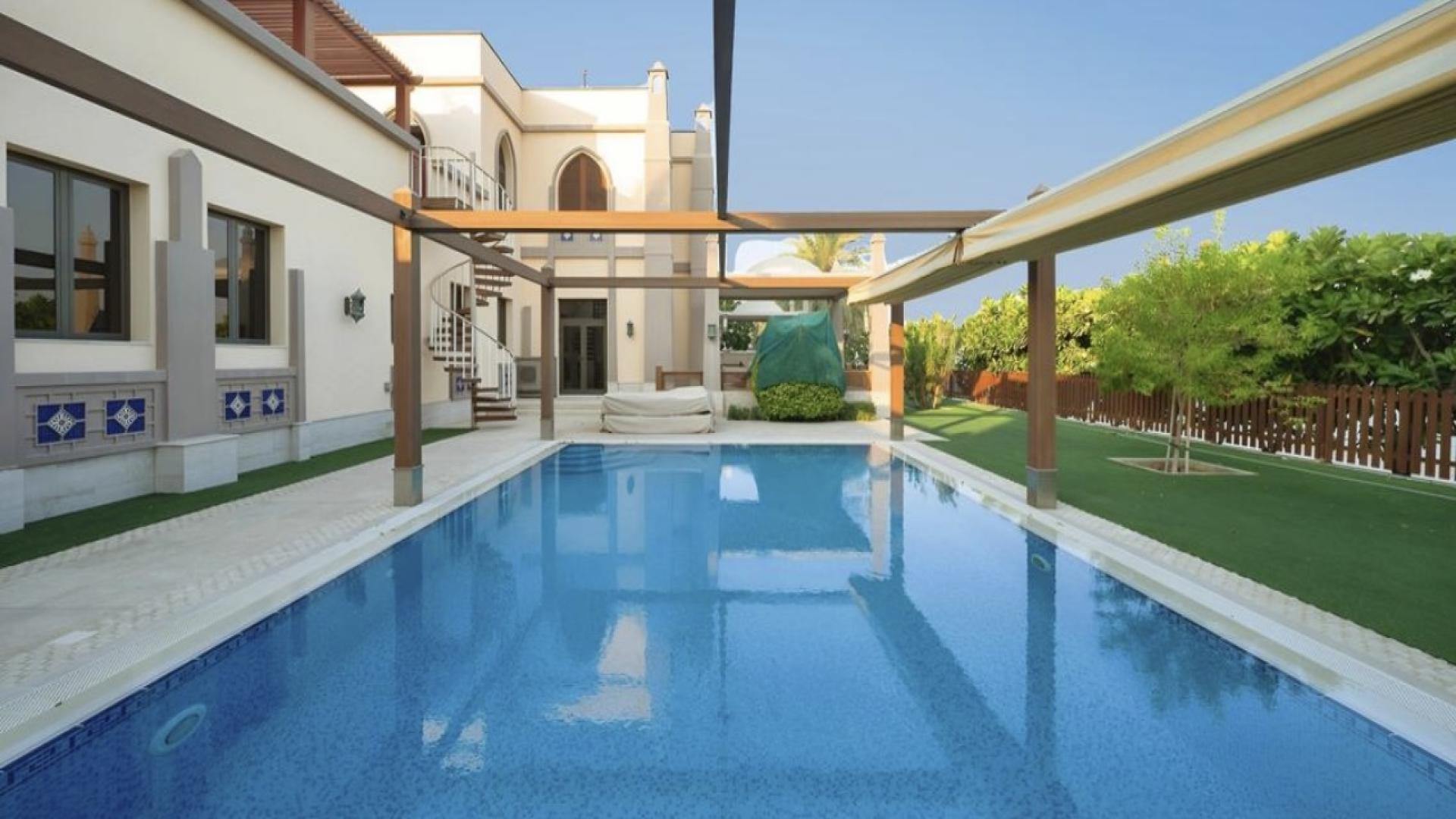 Elegant six-bedroom villa in Palm Jumeirah Frond community for sale, featuring modern architecture