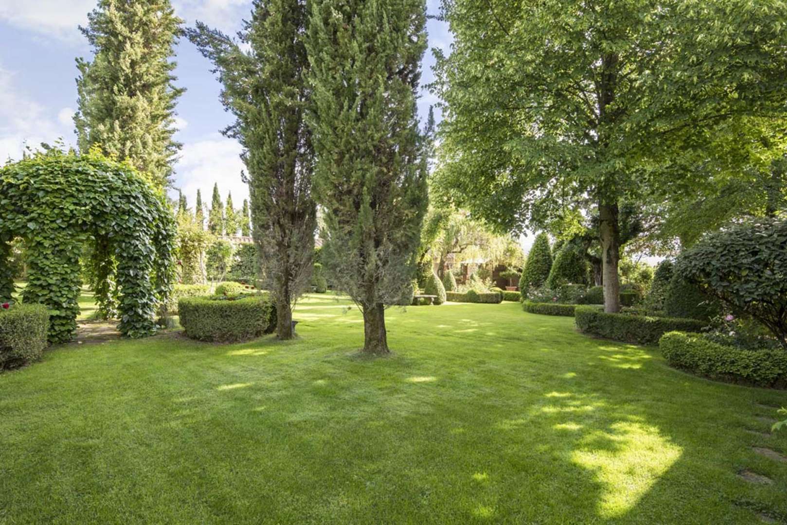 Lush garden view at elegant stone villa in Chianti, Florence - Casa Chianti community