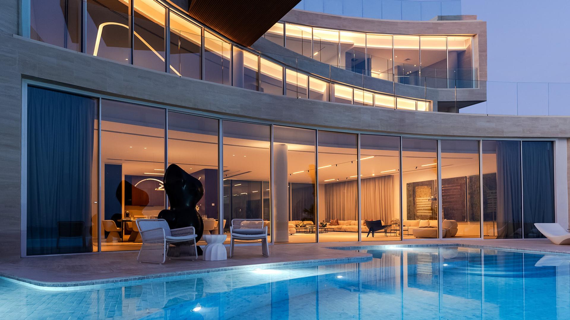 Luxurious six-bedroom villa with pool on Zuha Island, The World Islands, for sale